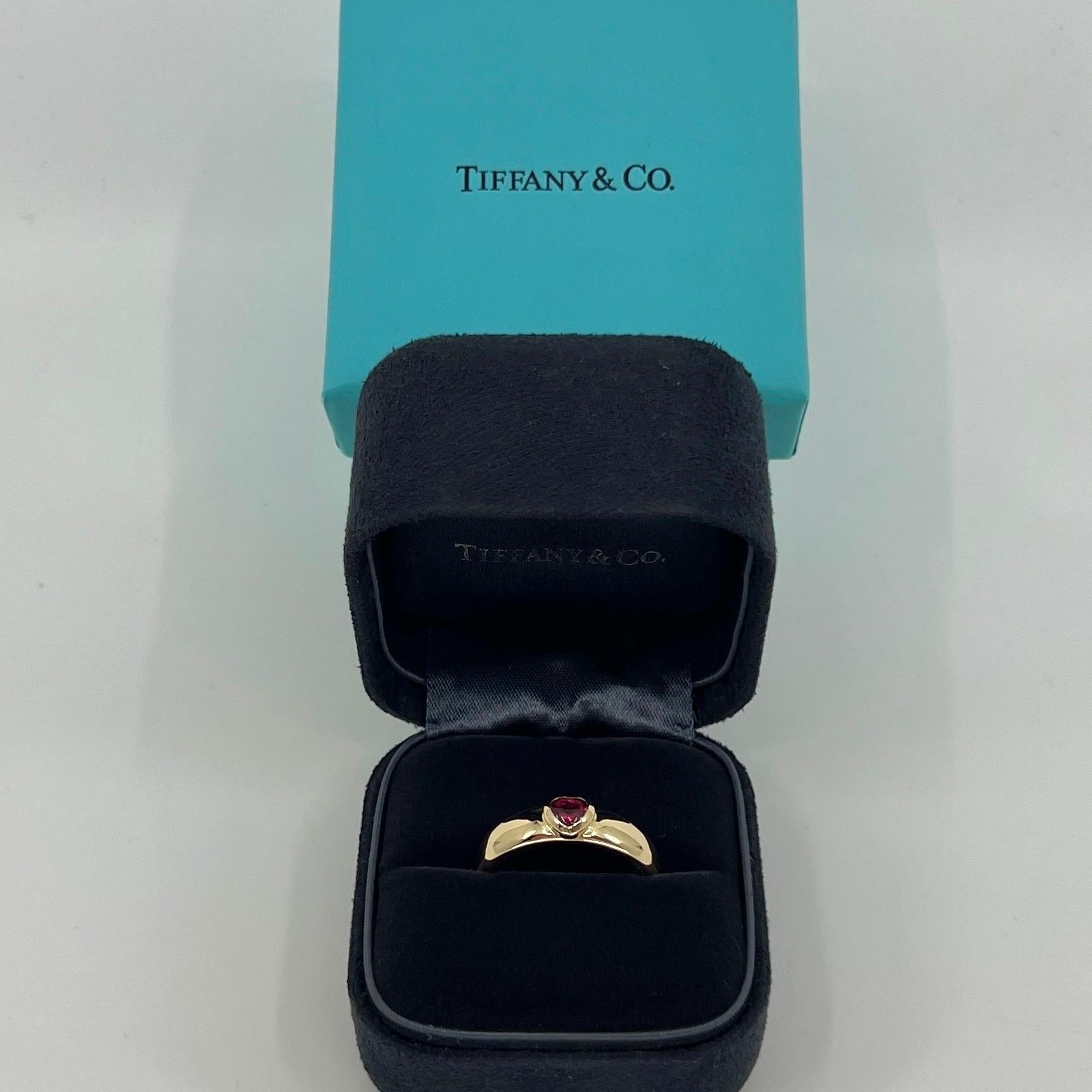 Seltene Tiffany & Co. Deep Red Pink Rubellite Turmalin Heart Cut 18k Gelbgold Band Ring.

Ein wunderschön gearbeiteter Ring aus Gelbgold, besetzt mit einem atemberaubenden, tiefroten, herzförmigen Rubellit-Turmalin. Hervorragende Farbe, Klarheit und