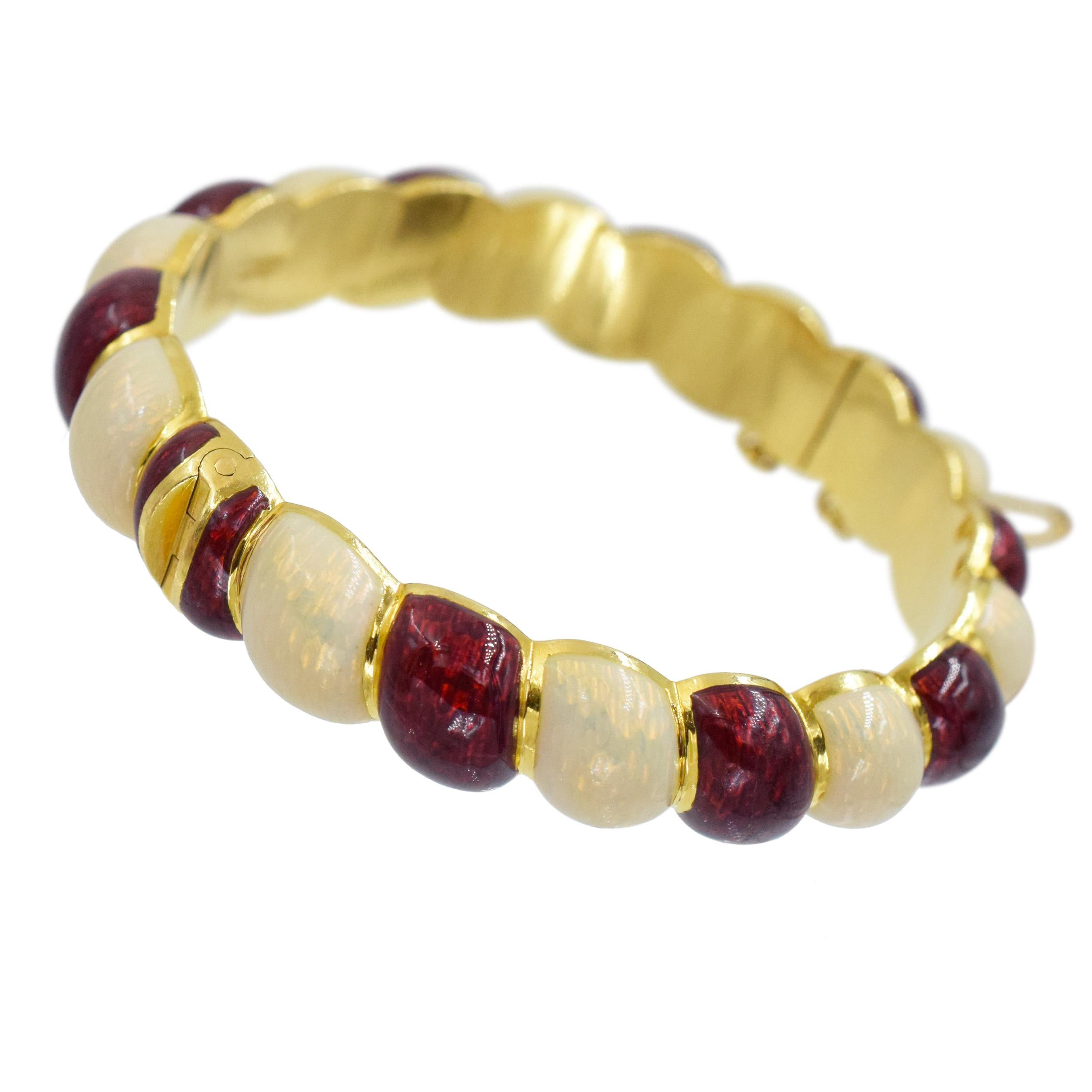 Vintage Tiffany & Co. Red & White Enamel Bracelet Yellow Gold. In Excellent Condition For Sale In New York, NY
