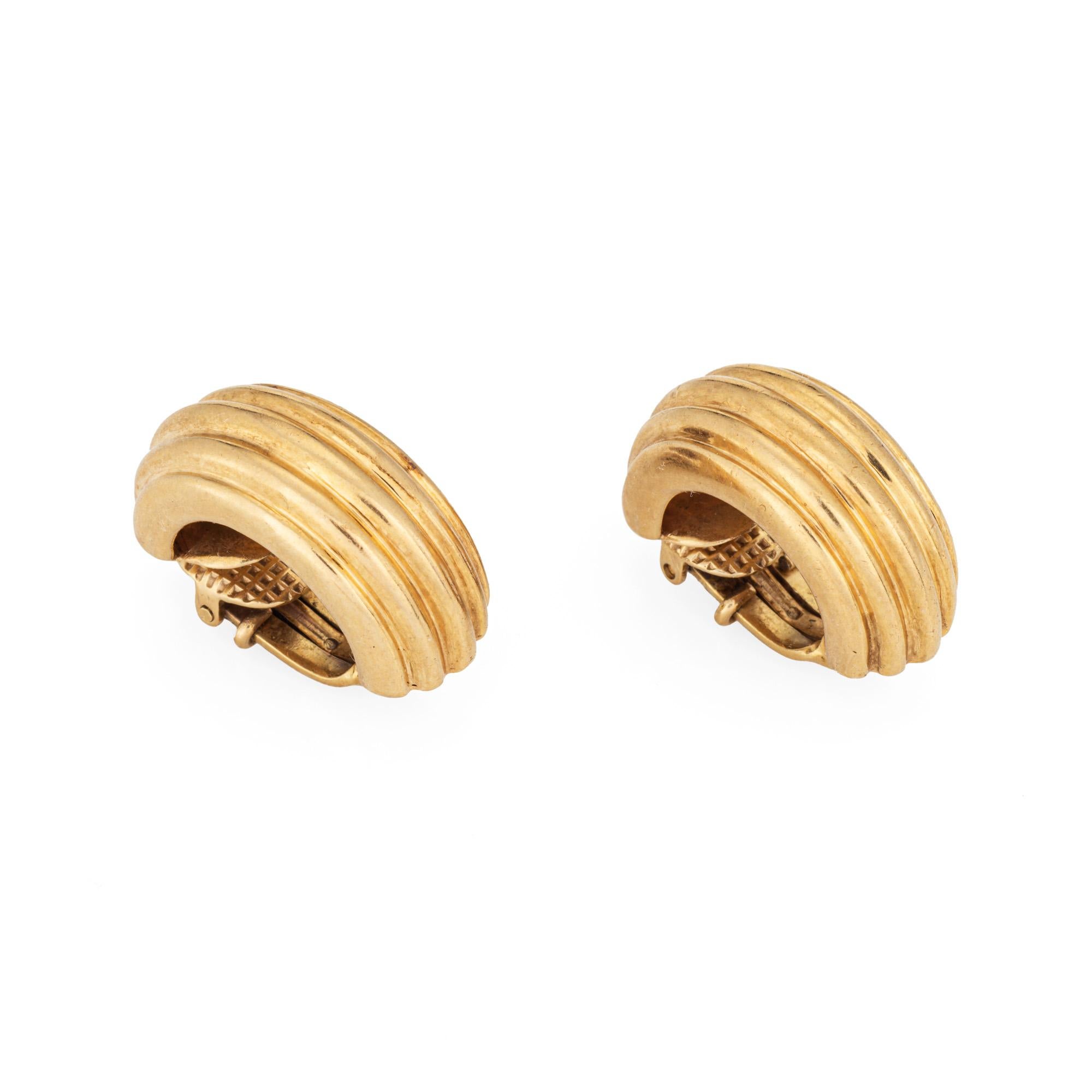Fein detaillierte Paar Vintage Tiffany & Co Blatt gerippt Reifen Ohrringe in 14k Gelbgold gefertigt (circa 1960er bis 1970er Jahre). 

Die stilvollen Ohrringe haben ein abgestuftes Rippendesign. Die 3/4-Zoll-Halbringe eignen sich hervorragend für