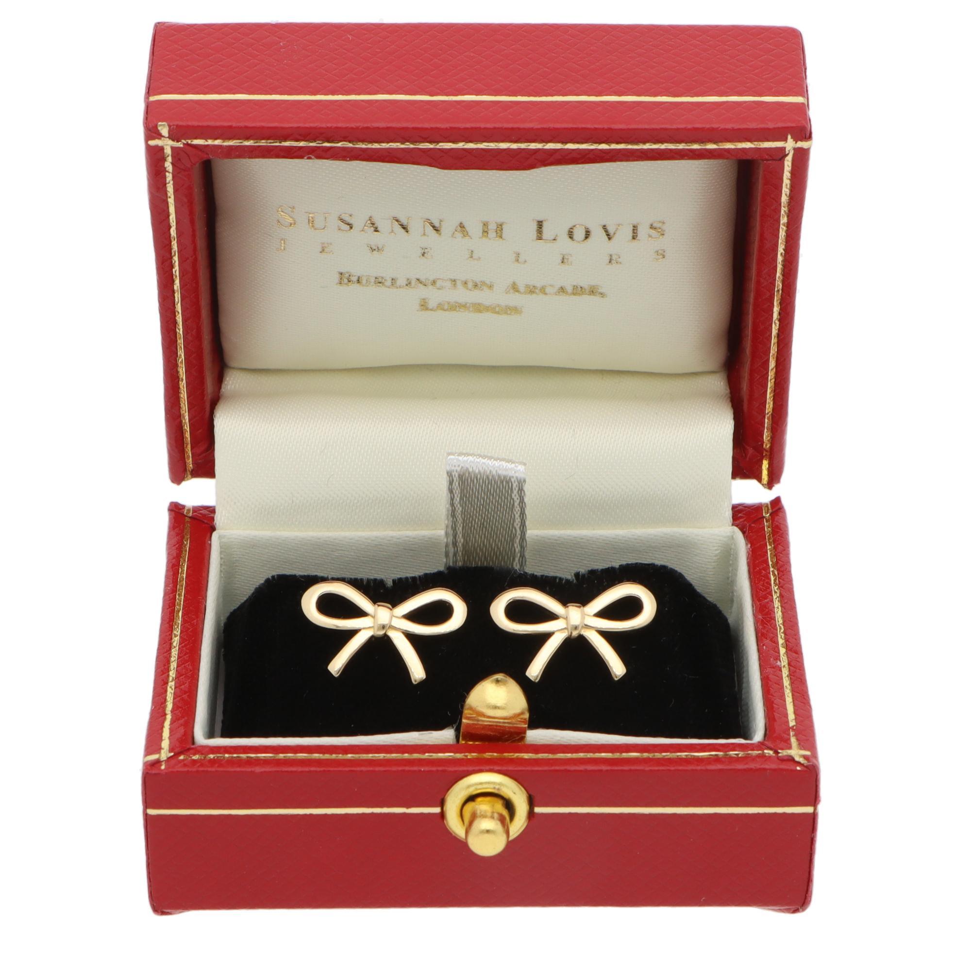 Vintage Tiffany & Co. Ribbon Bow Stud Earrings in Yellow Gold In Excellent Condition In London, GB