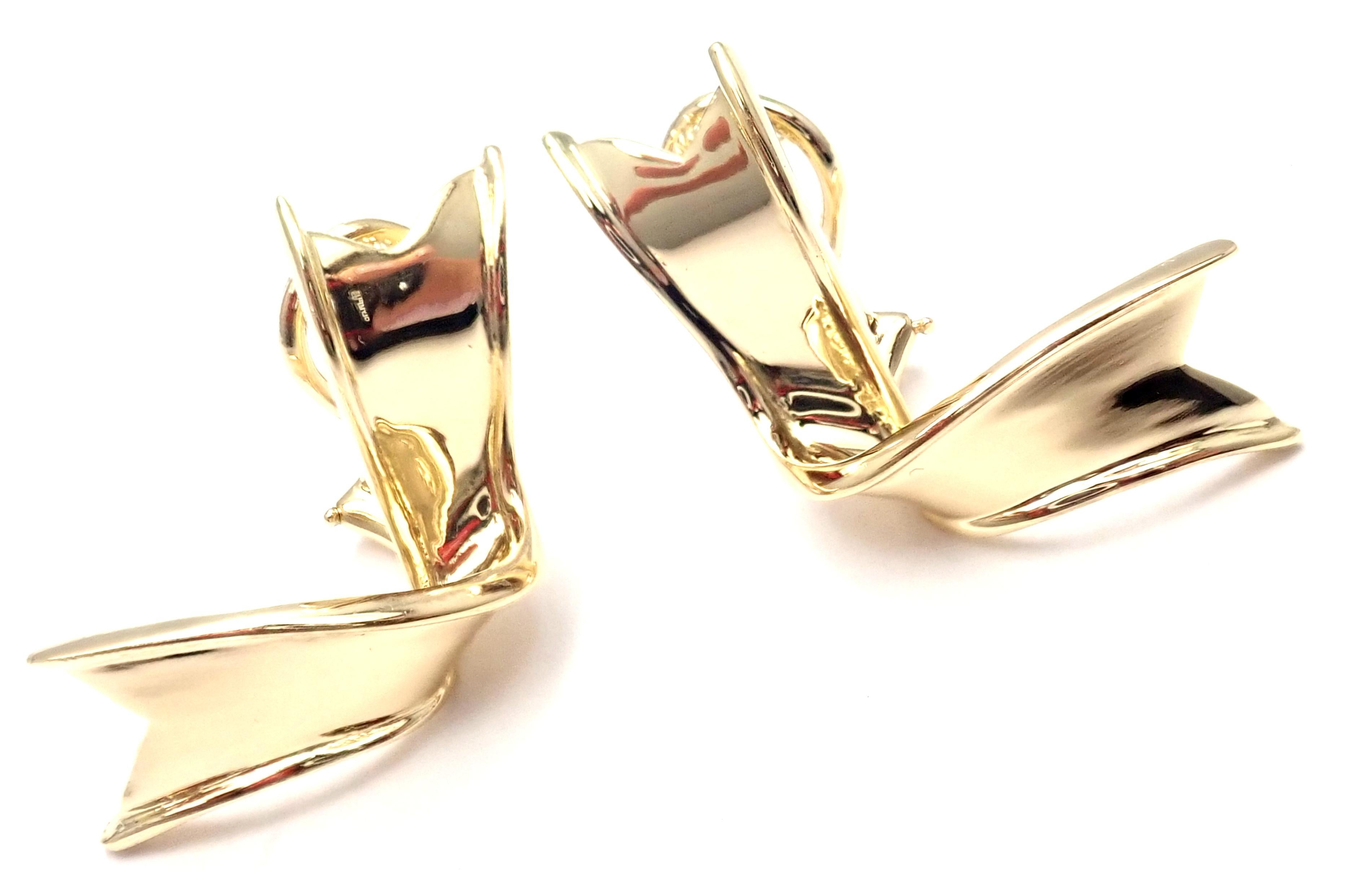 Boucles d'oreilles ruban vintage en or jaune 18k de Tiffany & Co.
Ces boucles d'oreilles sont faites pour les oreilles percées.
Détails :
Poids : 9,9 grammes
Dimensions : 33mm x 16mm
Poinçons estampillés : AT&T 750 18k 1988
*Envoi gratuit au sein