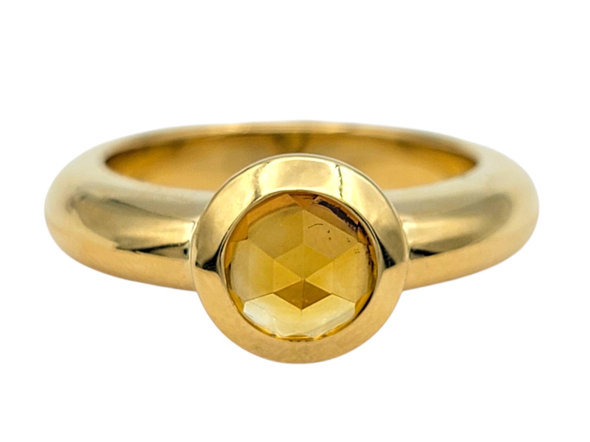 Ringgröße: 4.75

Dieser wunderschöne Ring im Vintage-Stil von Tiffany & Co. besteht aus einem einzelnen Zitrin von 0,69 Karat in Lünettenfassung mit rundem Schliff, der seinen goldorangen Farbton hervorhebt. Der Stein ist in ein glattes, massives