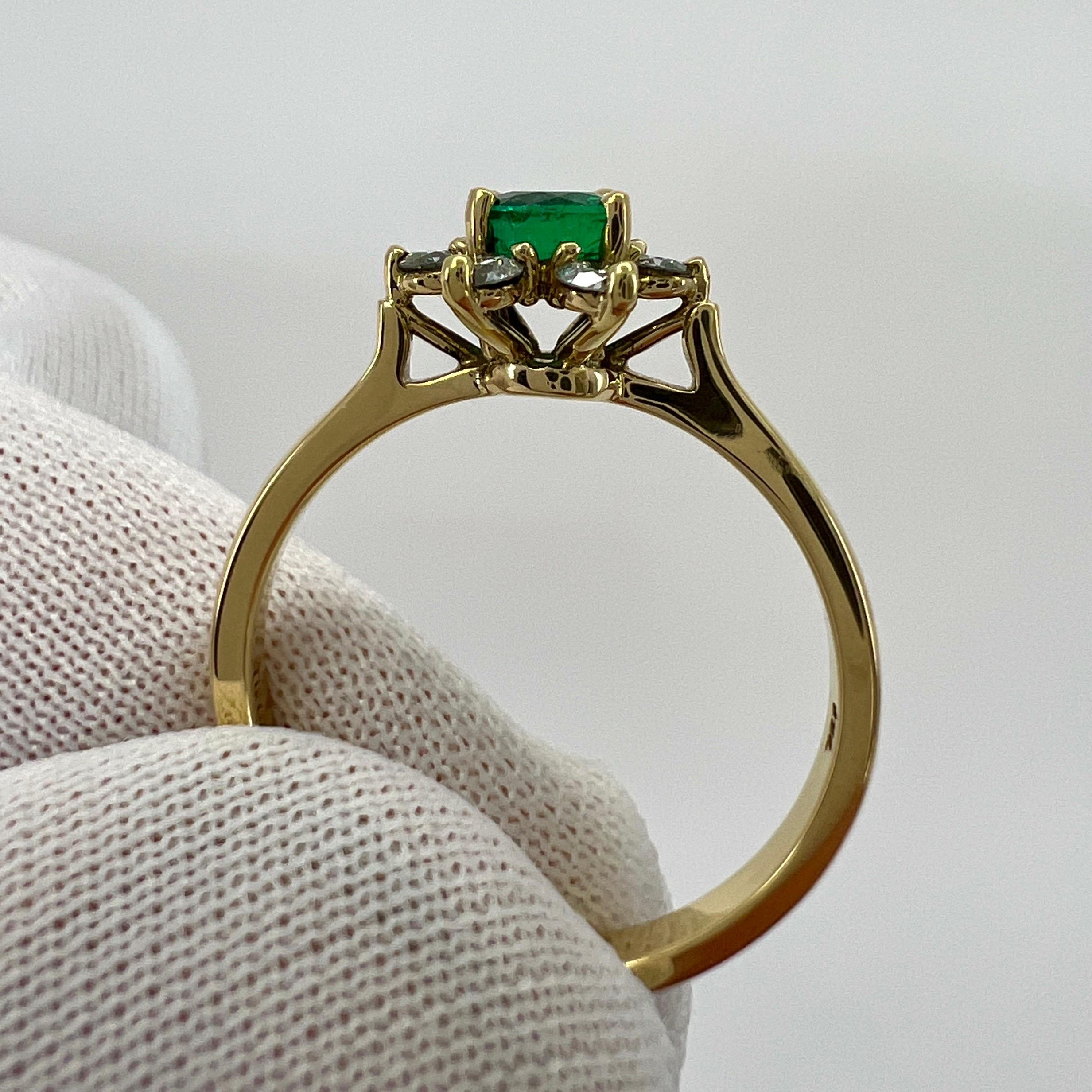 Vintage Tiffany & Co. Round Cut Emerald And Diamond 18k Gold Cluster Flower Ring In Excellent Condition In Birmingham, GB