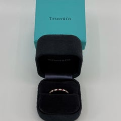 Vintage Tiffany & Co. Bague demi-éternité en or jaune 18k avec rubis et diamants de taille ronde