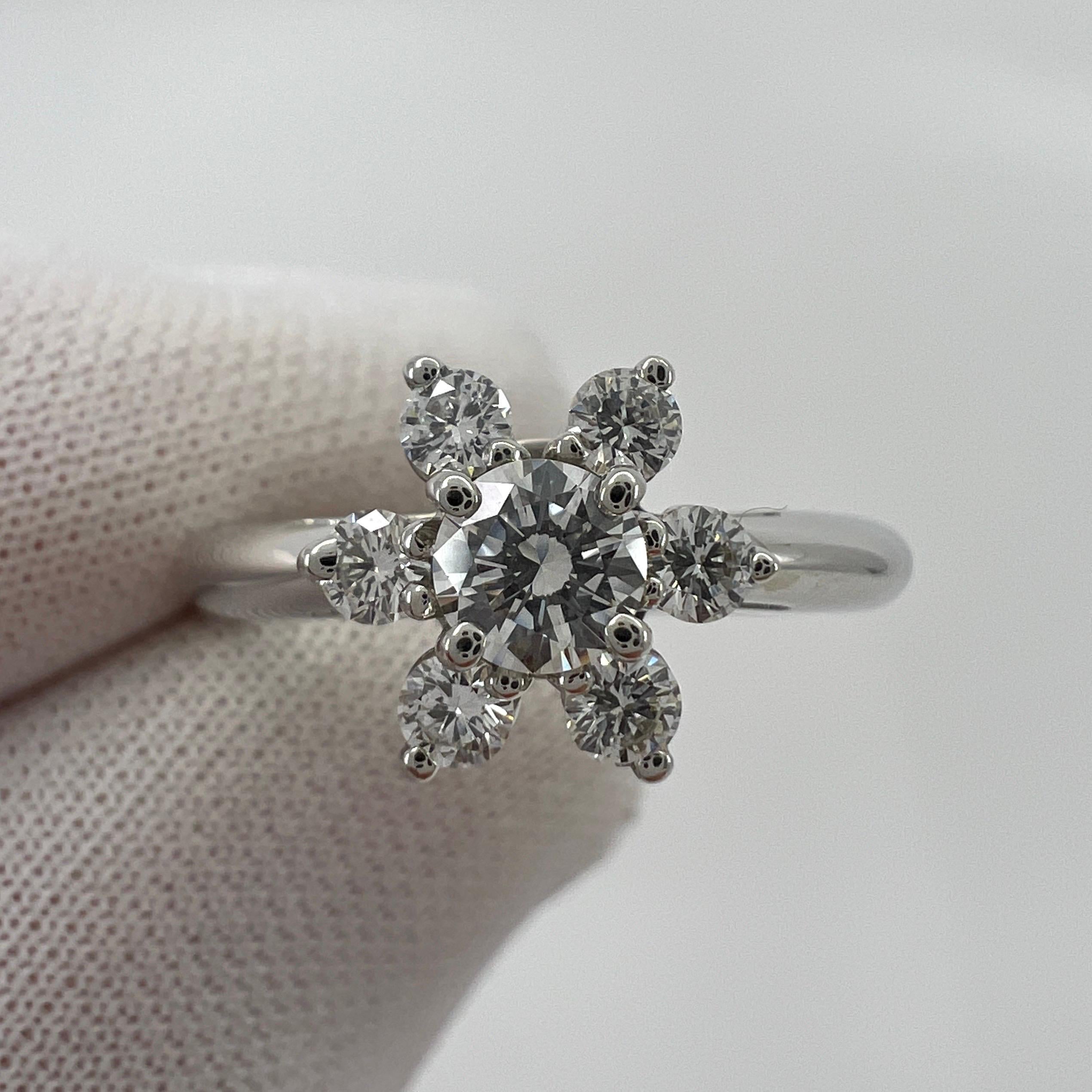 Weinlese Tiffany & Co. Naturdiamant 950 Platin Blume 'Butterblume' Ring.

Ein wunderschön gearbeiteter Platinring mit einem atemberaubenden 3.8 mm großen, rund geschliffenen Naturdiamanten als Mittelstein. Umgeben von 6 Diamanten mit rundem Schliff