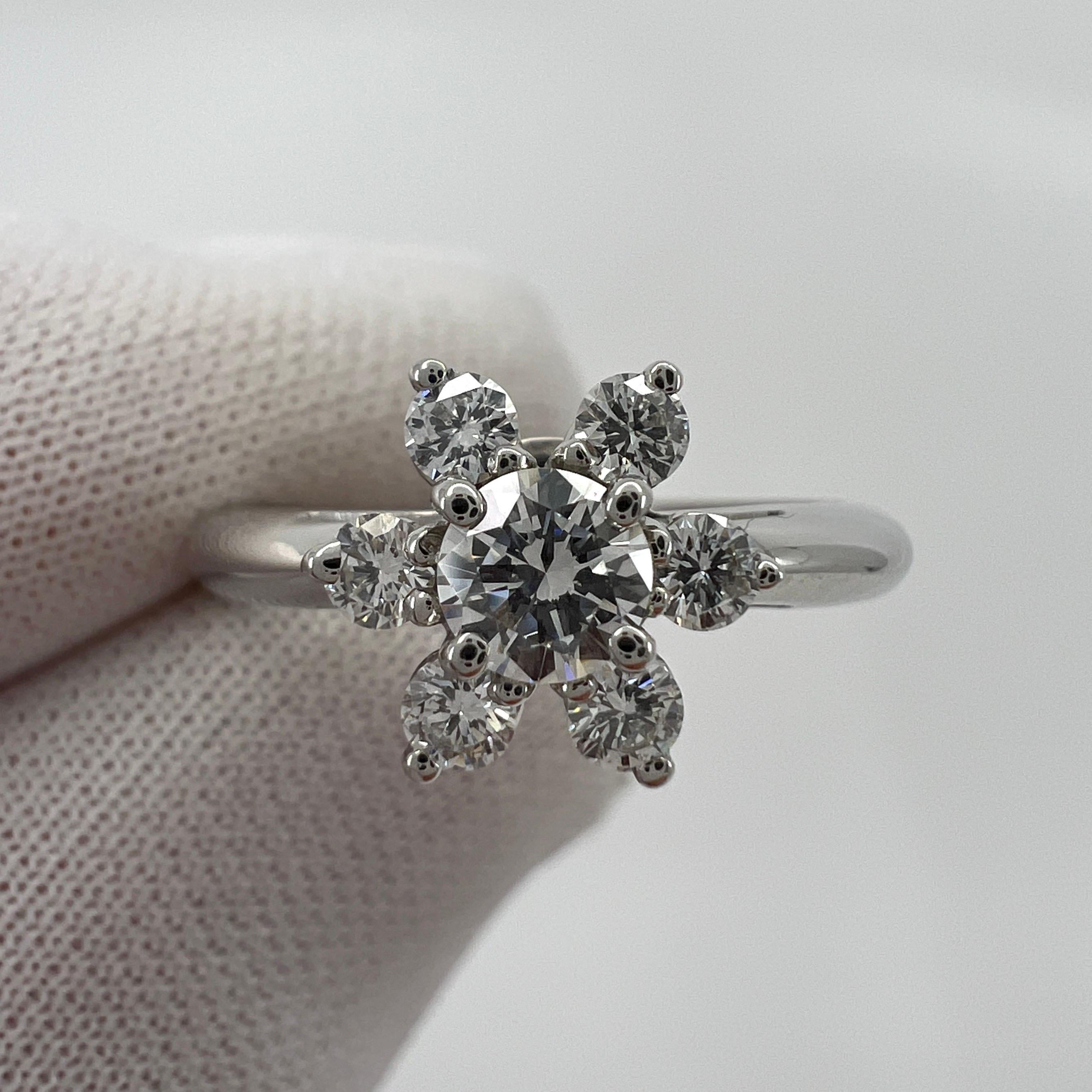 Weinlese Tiffany & Co. Rundschliff Weißer Diamant 950 Platin Cluster Blumenring Damen im Angebot