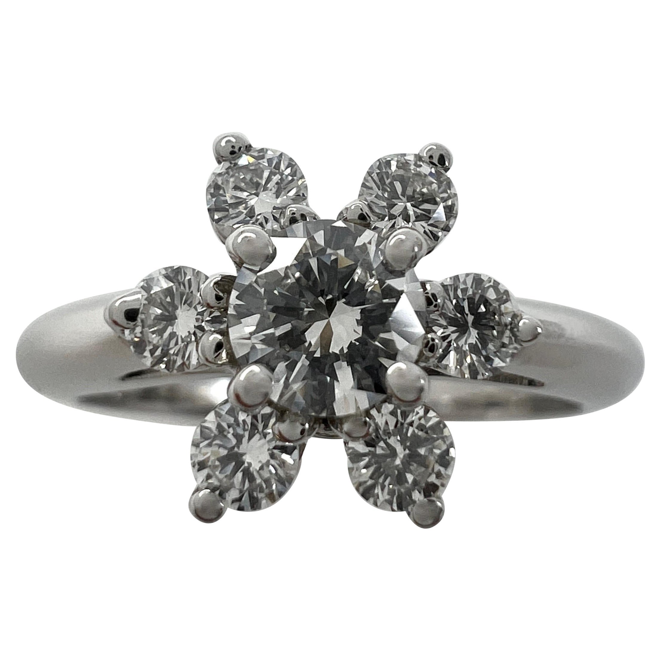 Vintage Tiffany & Co. Bague fleur en platine 950 diamants blancs taillés en rond