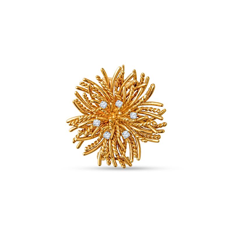 Crafted from luxurious 18K yellow gold, this exquisite brooch from Tiffany & Co. features six radiant round diamonds totaling 0.65 carats. Its elegant vintage design from the 1960s makes it a perfect addition to any jewelry collection.
Condition: