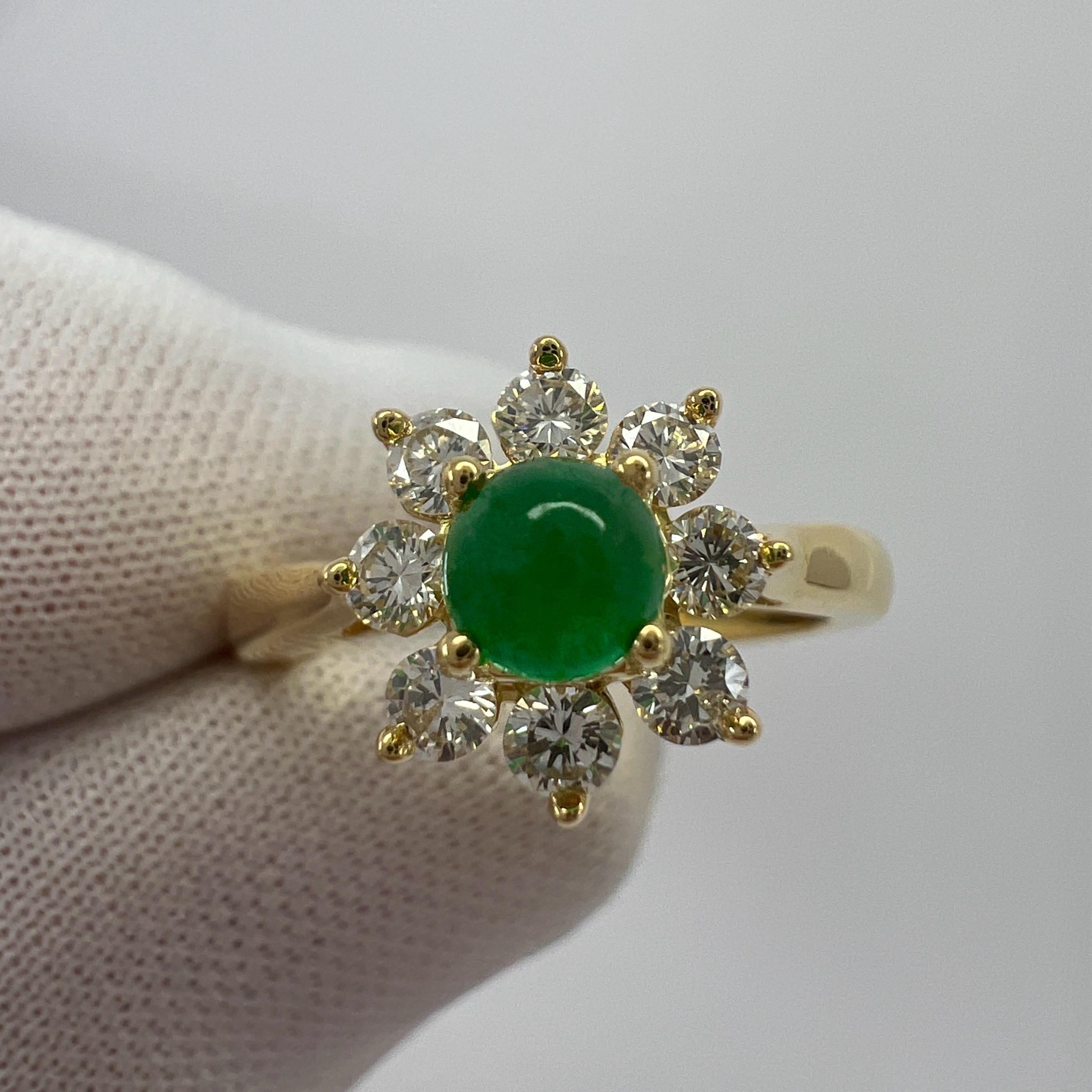 Vintage Tiffany & Co. Round Emerald And Diamond 18k Gold Cluster Flower Ring In Excellent Condition For Sale In Birmingham, GB