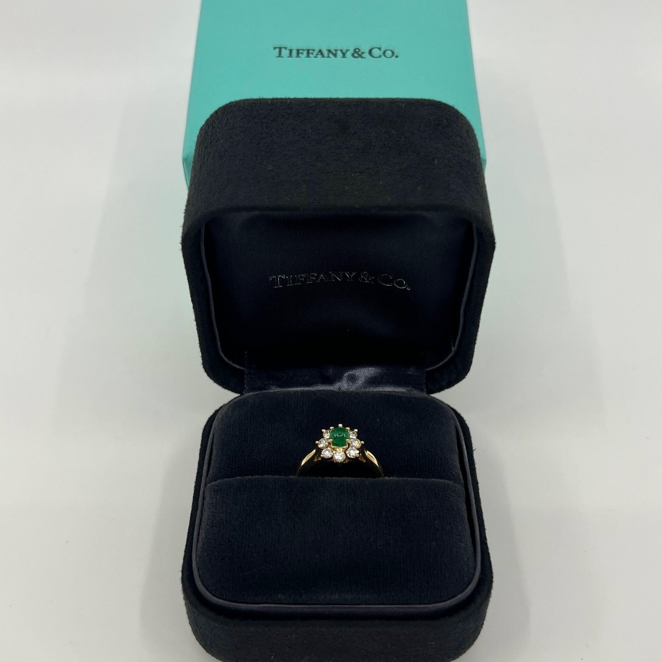 Vintage Tiffany & Co. Bague fleur en or 18k avec émeraude ronde et diamant en vente 3