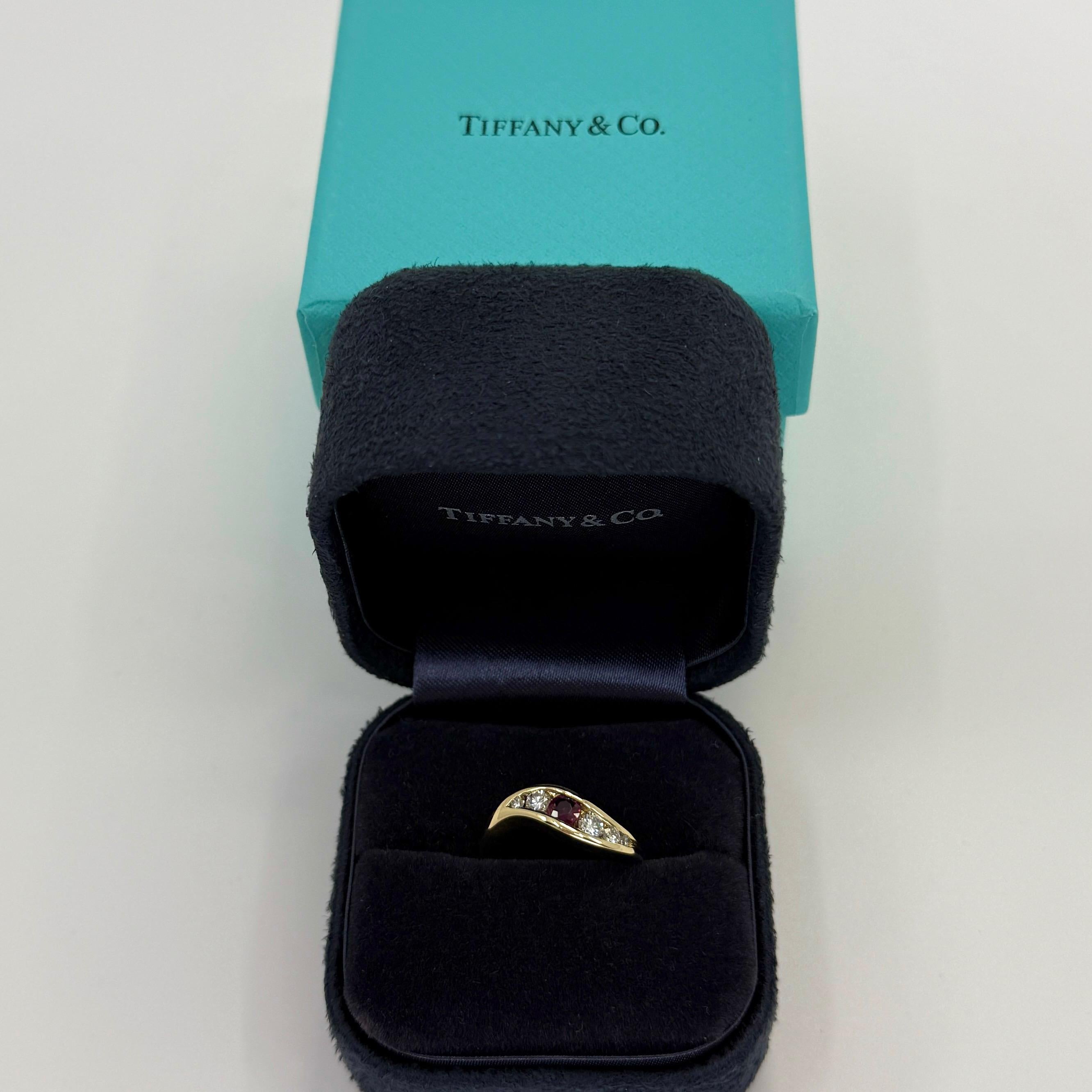 Vintage Tiffany & Co. Bague en or jaune 18k sertie de rubis et de diamants en vente 5