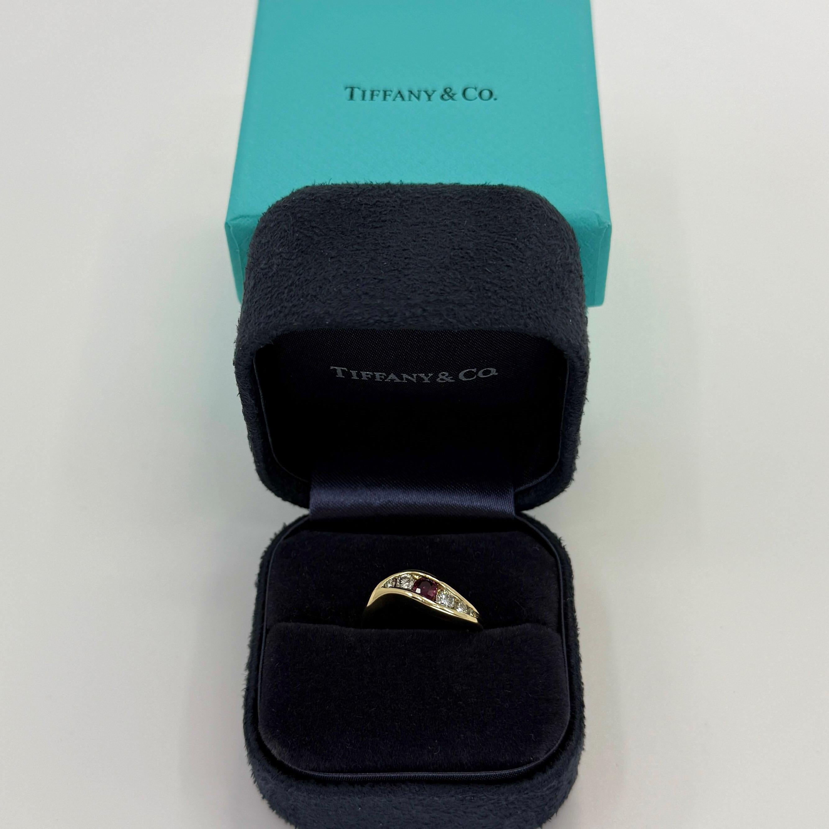 Vintage Tiffany & Co. Bague en or jaune 18 carats avec rubis et diamants.

Bague courbe en or jaune magnifiquement réalisée, sertie d'un rubis central de 3,6 mm d'un rouge violacé profond et de diamants naturels gradués. Approx. Clarté VS-VVS et