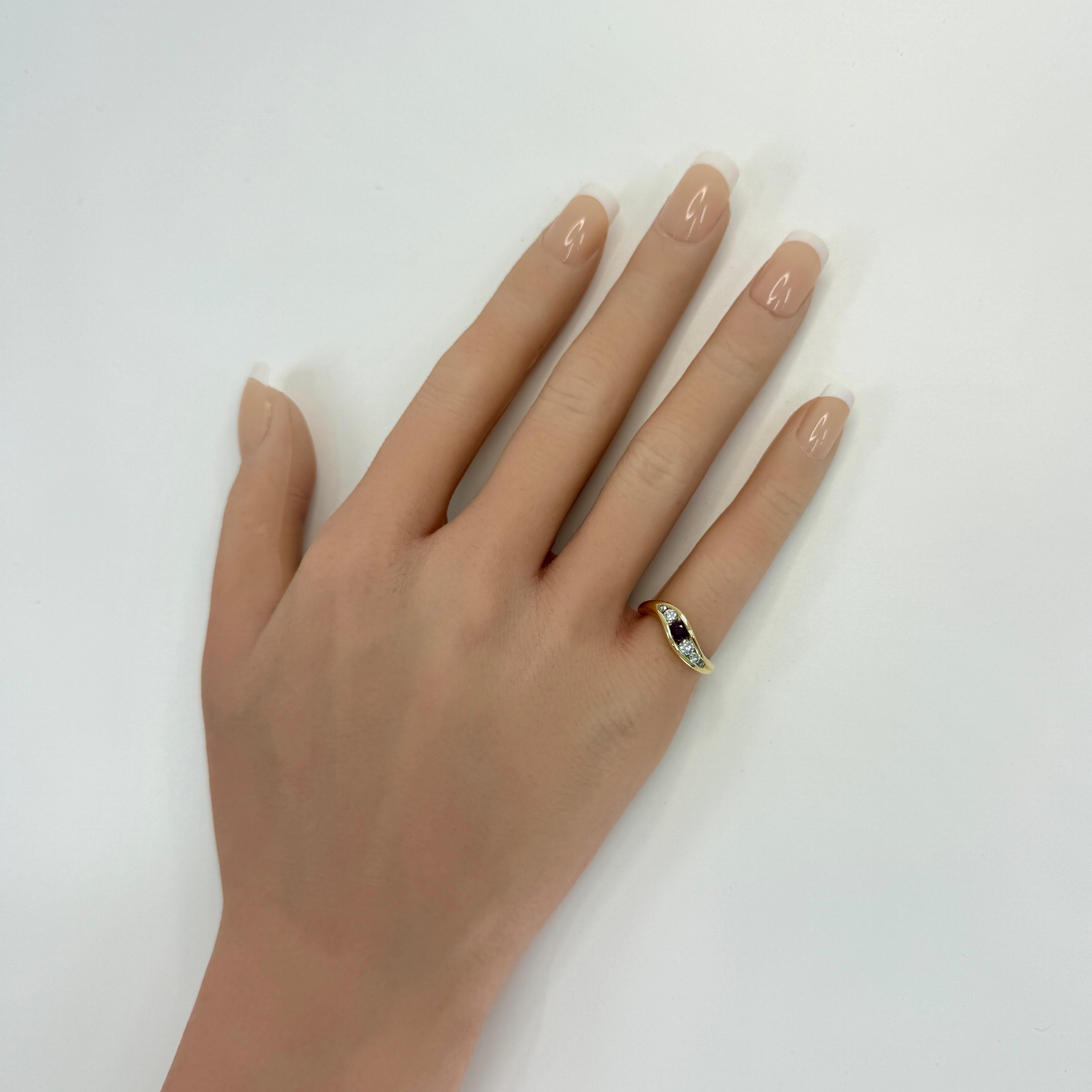 Vintage Tiffany & Co. Bague en or jaune 18k sertie de rubis et de diamants Pour femmes en vente