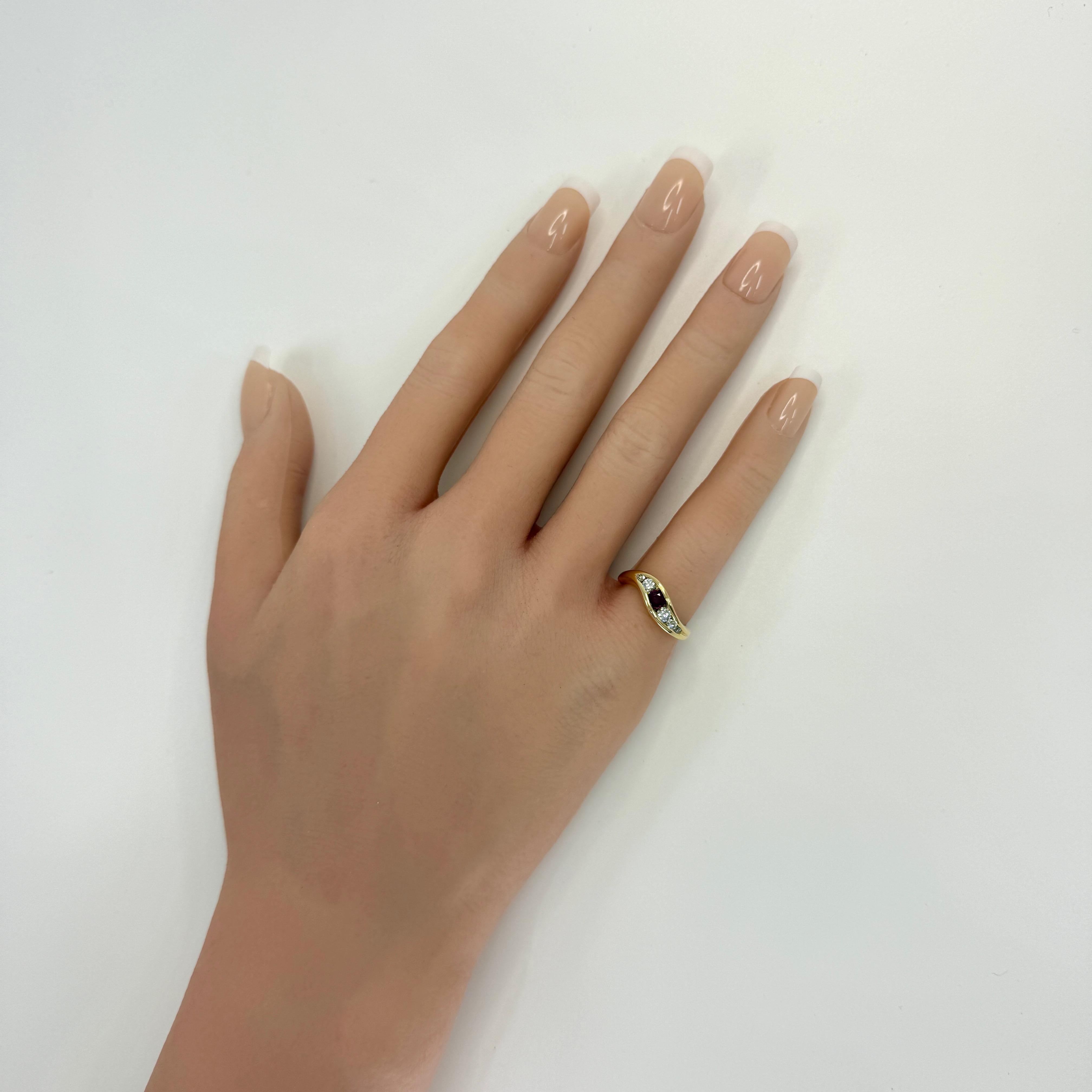 Vintage Tiffany & Co. Bague en or jaune 18k sertie de rubis et de diamants en vente 4