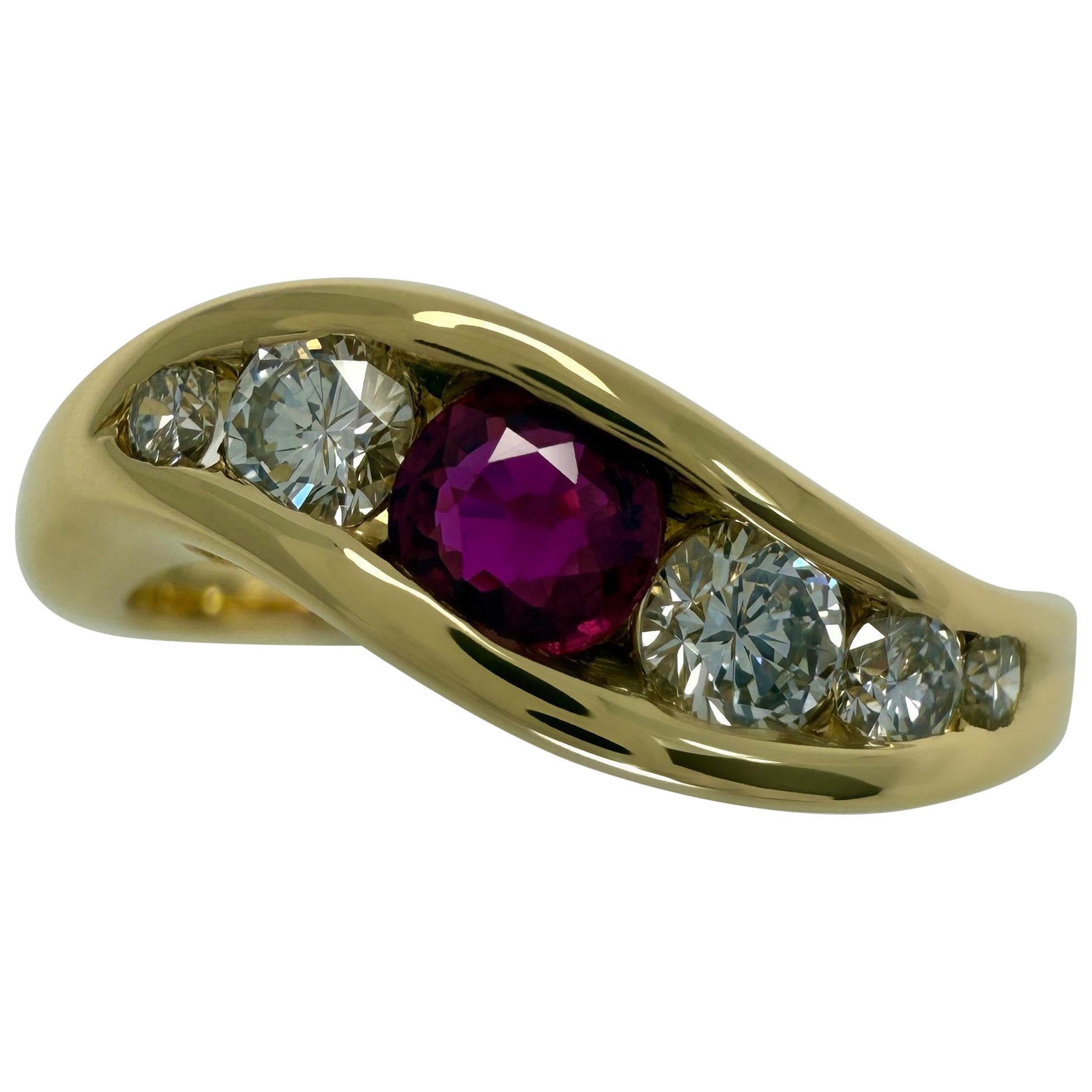 Vintage Tiffany & Co. Bague en or jaune 18k sertie de rubis et de diamants en vente