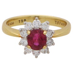 Tiffany & Co. d'epoca. Anello con cluster di rubini e diamanti in oro e platino