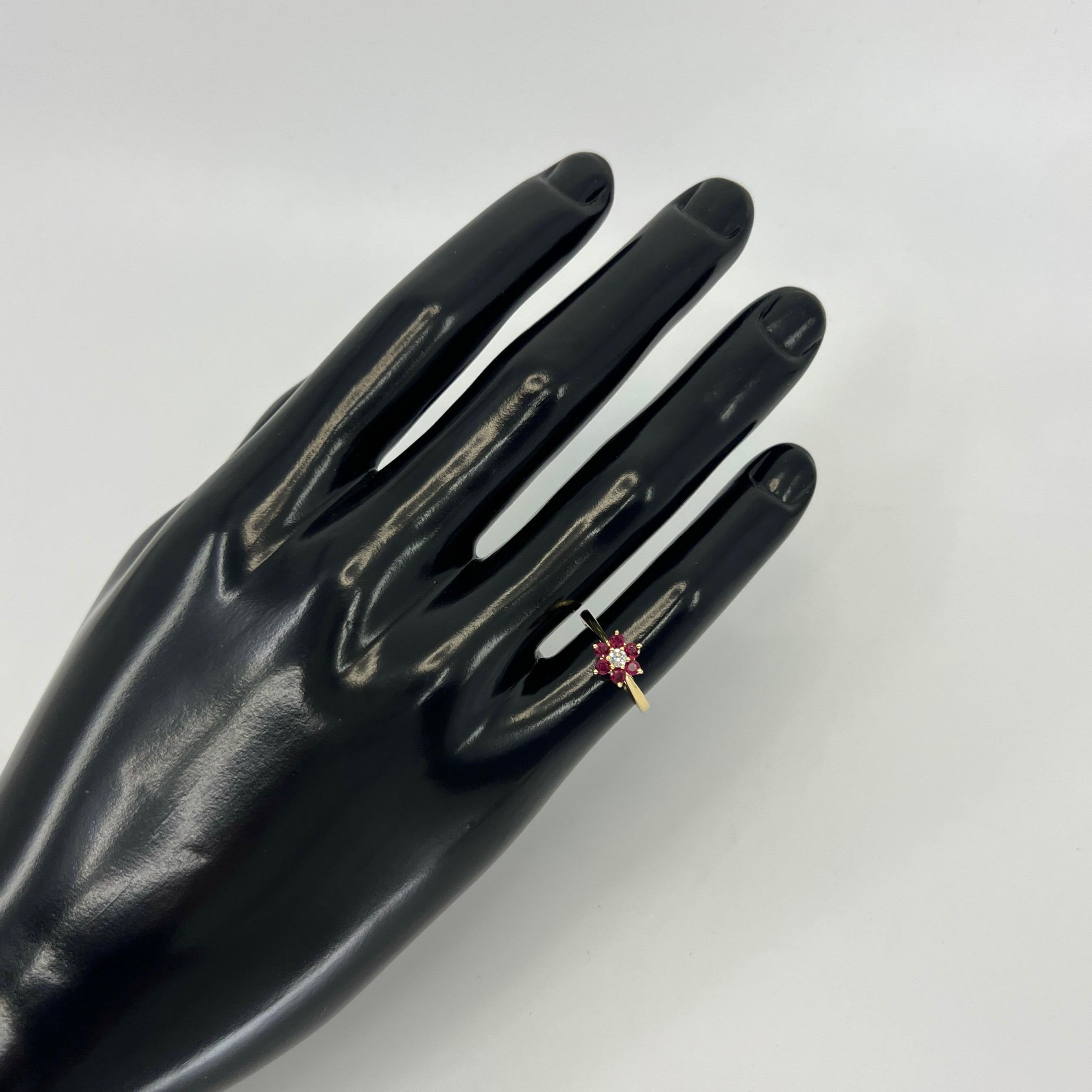 Vintage Tiffany & Co. Bague grappe en or jaune 18 carats avec fleur en rubis et diamants Excellent état - En vente à Birmingham, GB