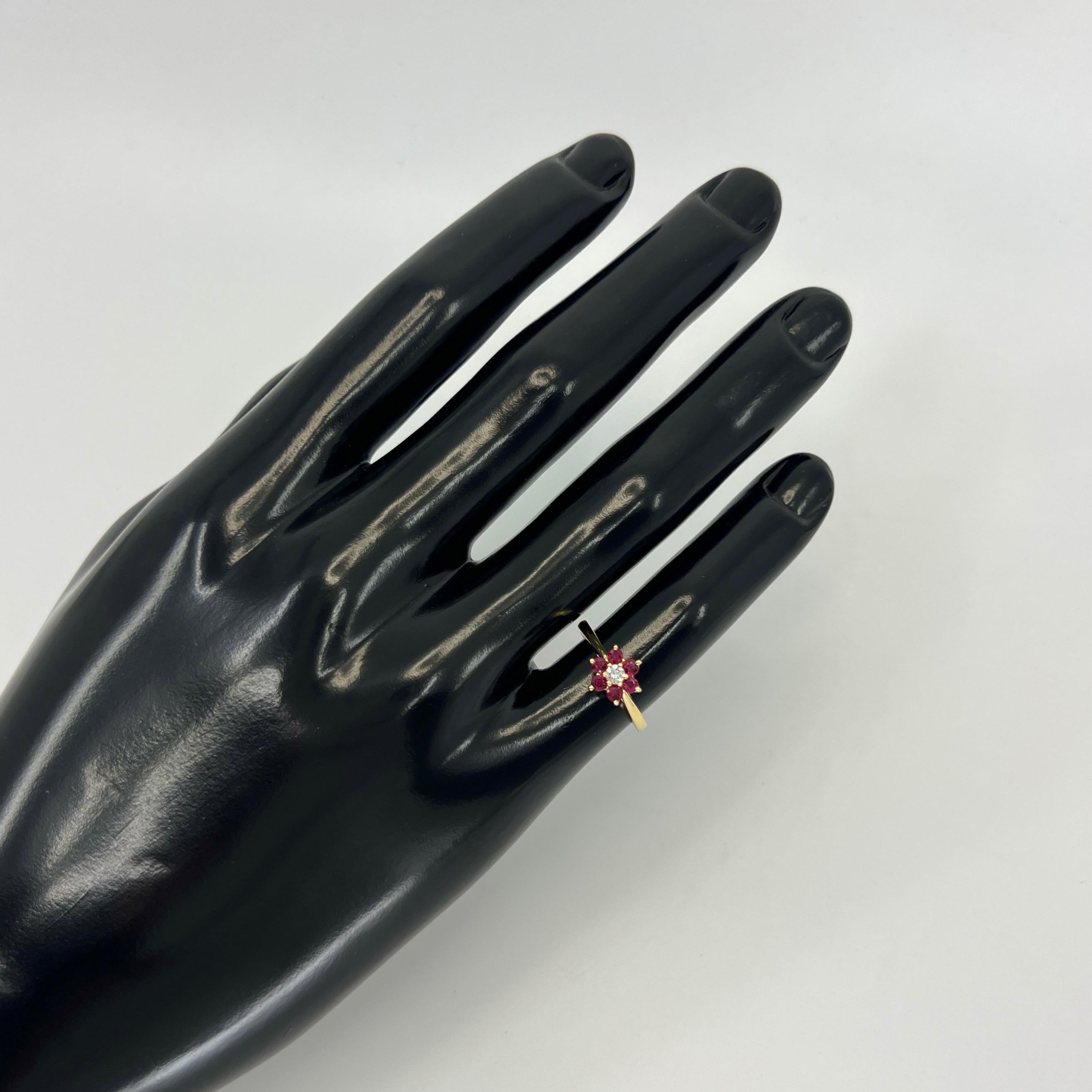 Vintage Tiffany & Co. Bague grappe en or jaune 18 carats avec fleur en rubis et diamants en vente 4