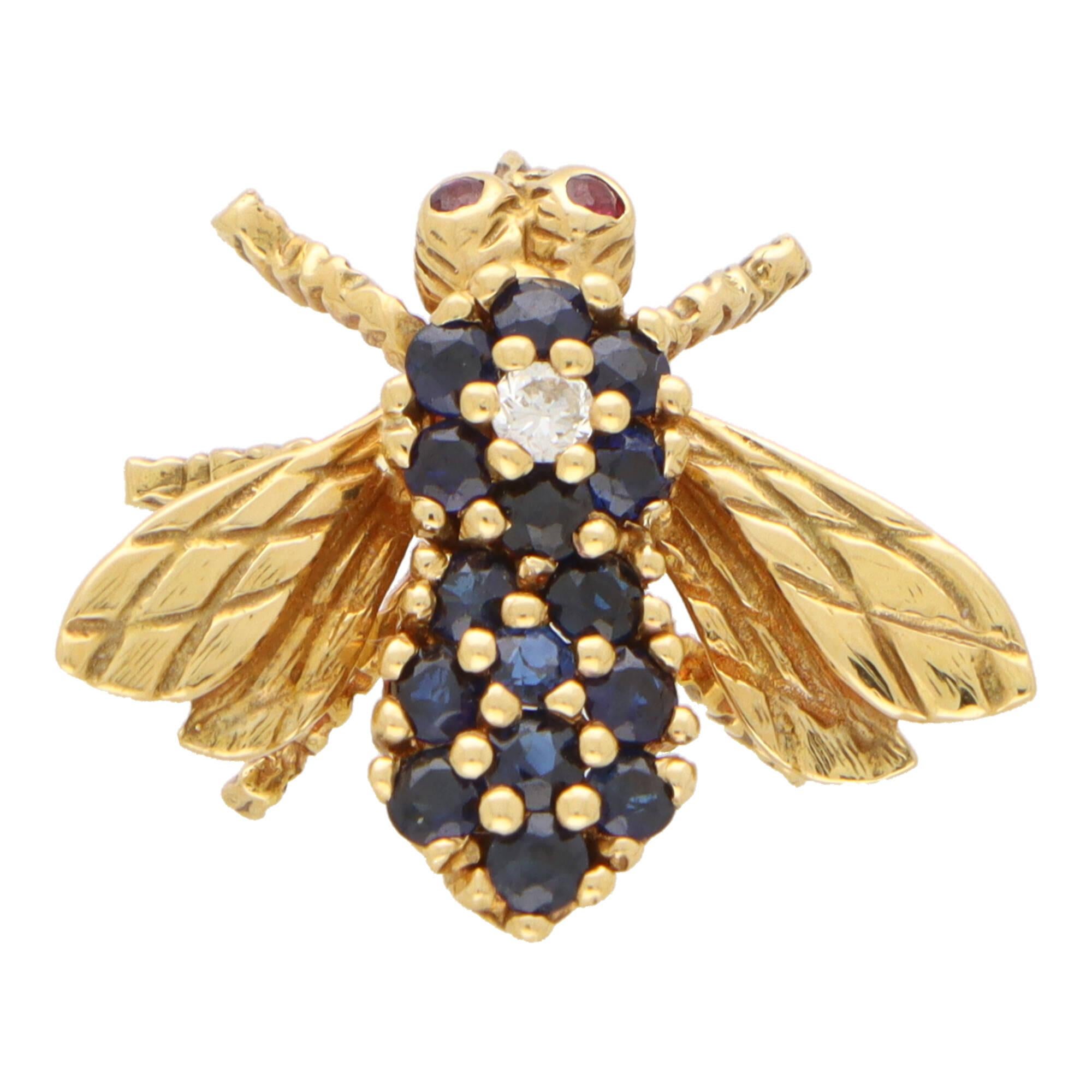Eine wunderschön handgefertigte Vintage-Brosche von Tiffany & Co. in 18 Karat Gelbgold.

Der Körper der Biene besteht zunächst aus fünfzehn blauen Saphiren im Rundschliff und einem runden Diamanten im Brillantschliff, der in der Mitte des Designs