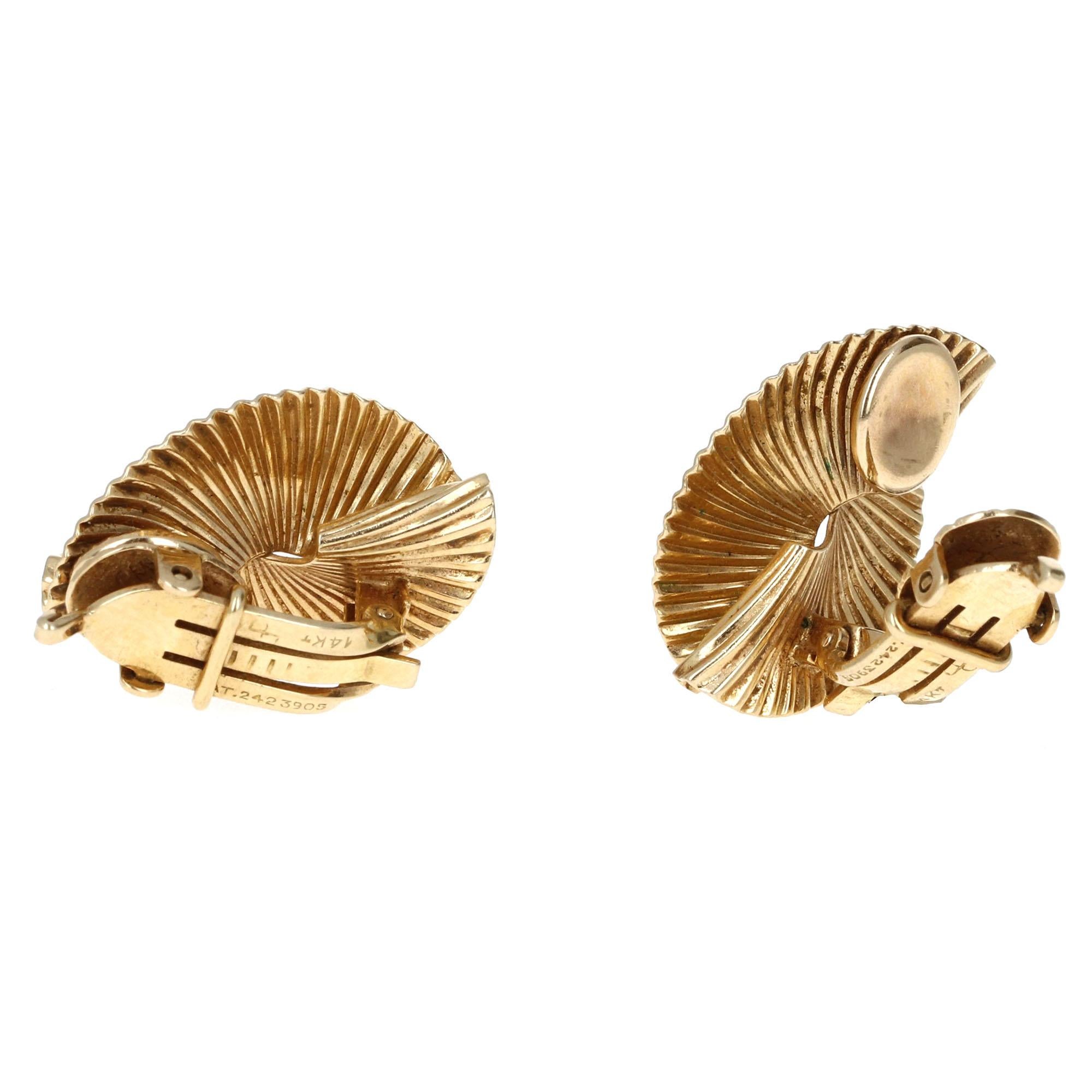 Vintage Tiffany & Co. Sculpted Fan Earrings and Brooch Set In Excellent Condition For Sale In Beverly Hills, CA