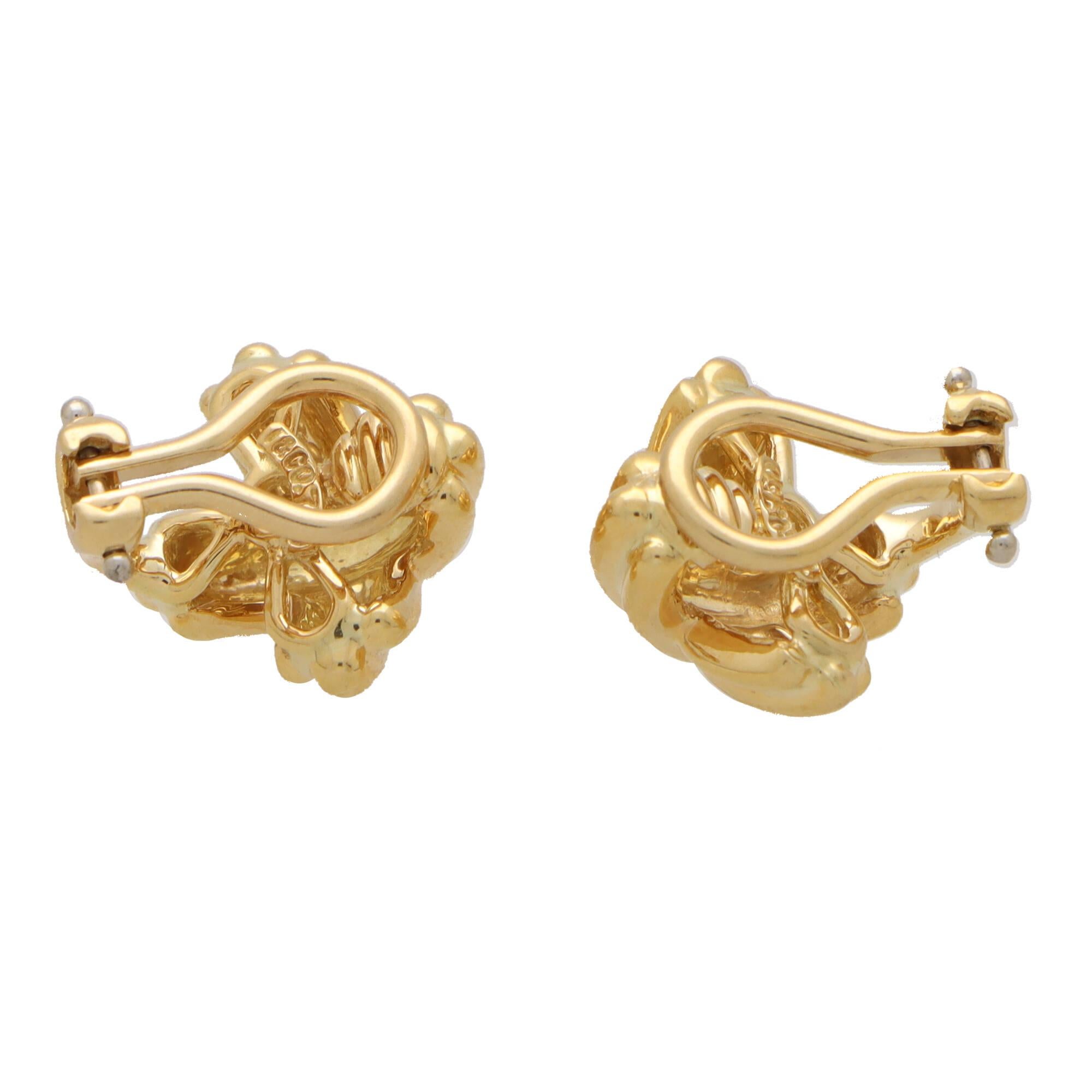 Magnifique paire de boucles d'oreilles en or jaune 18 carats signée Tiffany & Co.

Chaque boucle d'oreille représente le motif emblématique de la croix de Tiffany, composé de bandes d'or jaune poli. Les boucles d'oreilles sont fixées au revers par