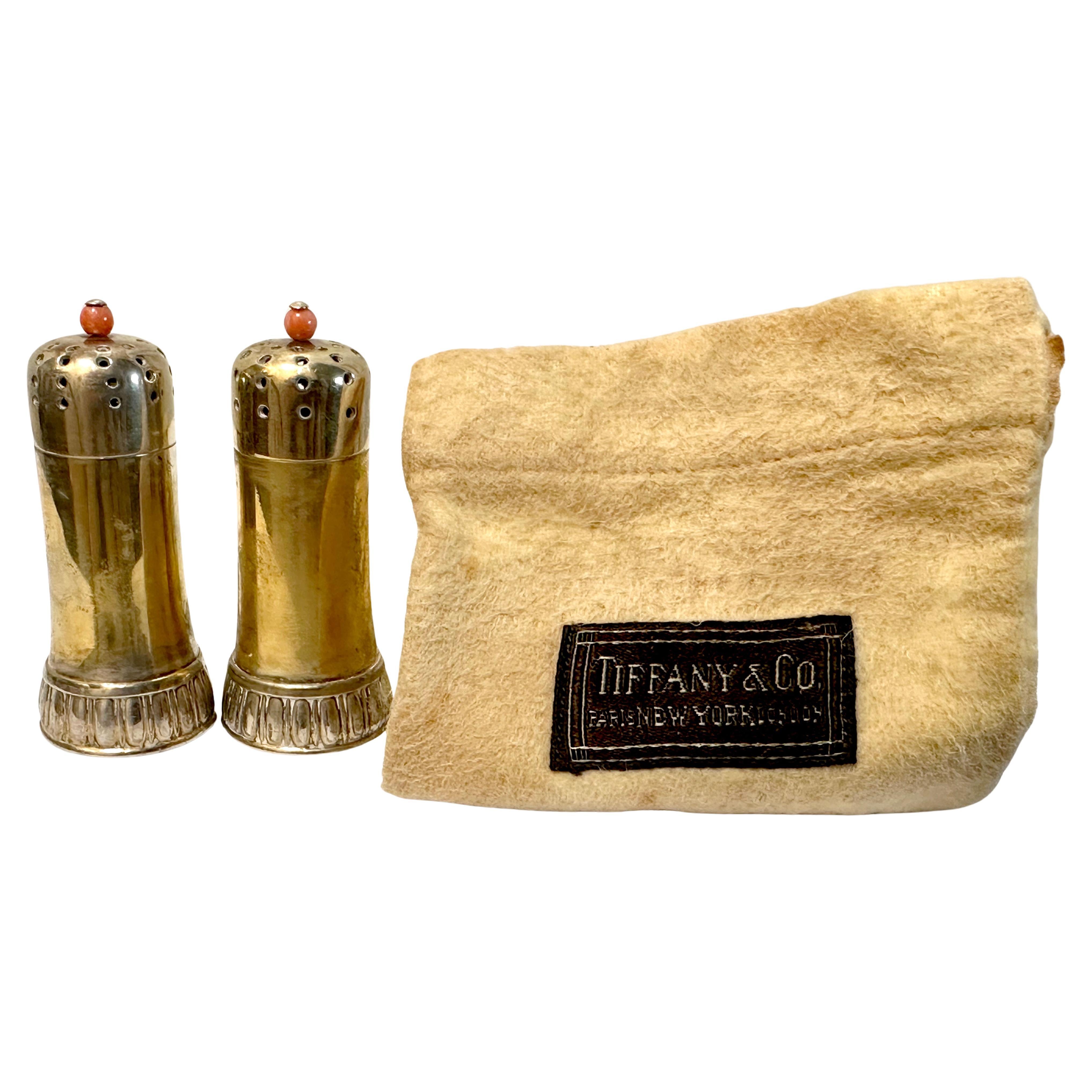 Tiffany 
Co. d
epoca. Shakers sale e pepe dorati e saldati in argento, con pinna di corallo in vendita