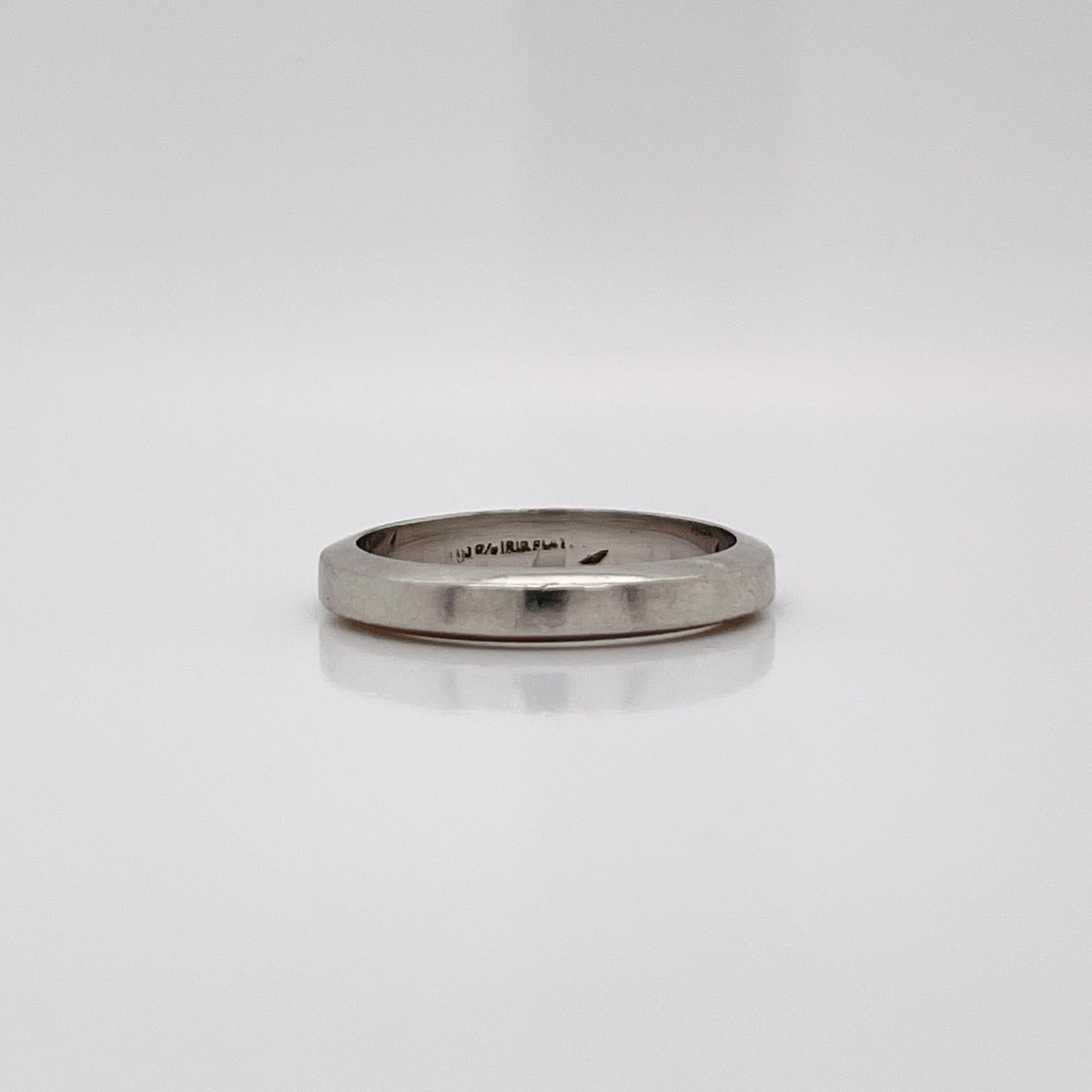 Ein sehr schöner Ring von Tiffany & Co.

In Form eines quadratischen Platinbandes.

Zusammen mit dem Original-Schmucketui.

Einfach eine wunderbare Tiffany & Co. Ring!

Datum:
20. Jahrhundert

Allgemeiner Zustand:
Es ist in insgesamt gut, wie