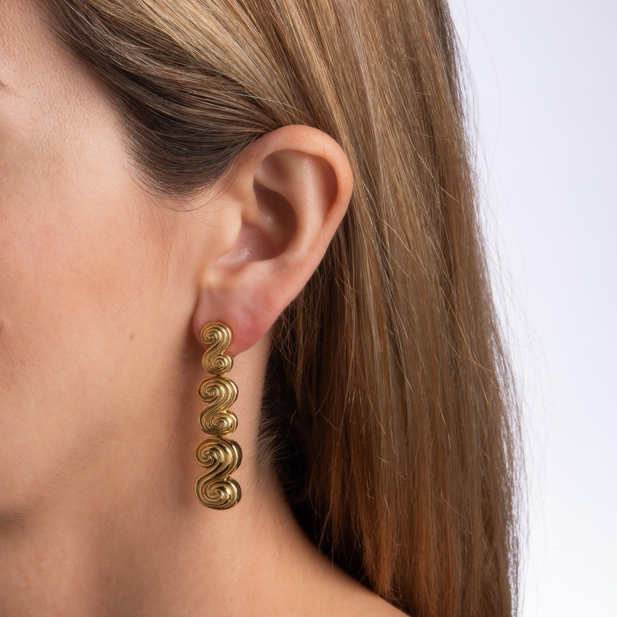Moderne Tiffany & Co. Boucles d'oreilles vintage en or jaune 18 carats avec tourbillons de 5,08 cm de long en vente