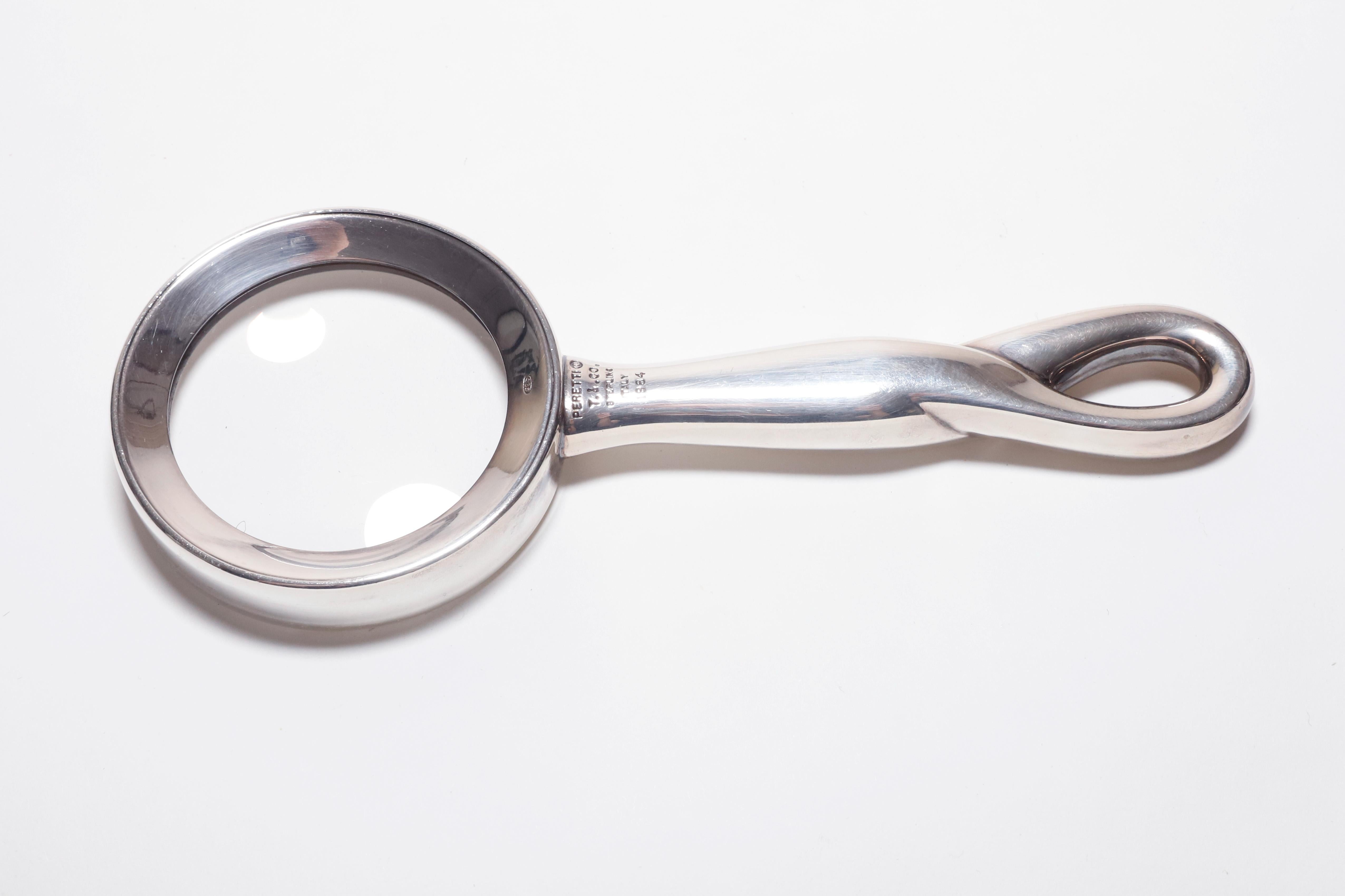 High quality sterling silver magnifying glass by the Italian designer Elsa Peretti for Tiffany & Co. Designed in 1984 the 