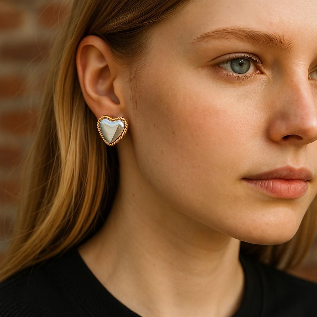 Vintage Tiffany Co Sterling Silver 14 Karat Yellow Gold Heart Shaped Earrings en Bueno estado para la venta en New York, NY