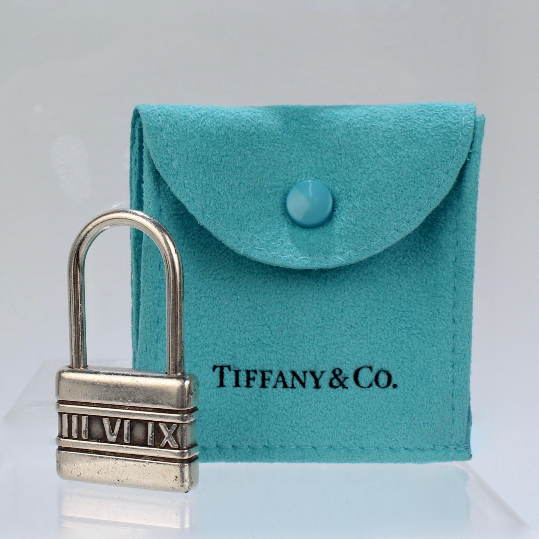Eine sehr schöne Vintage Tiffany & Co. Schlüsselhalter oder Schlüsselanhänger in Form eines Atlasschlosses.

Aus Sterlingsilber.

Einfach ein tolles Tiffany & Co. Alltagsstück!

Datum:
Ende des 20. Jahrhunderts

Bedingung:
Es ist in insgesamt fair,