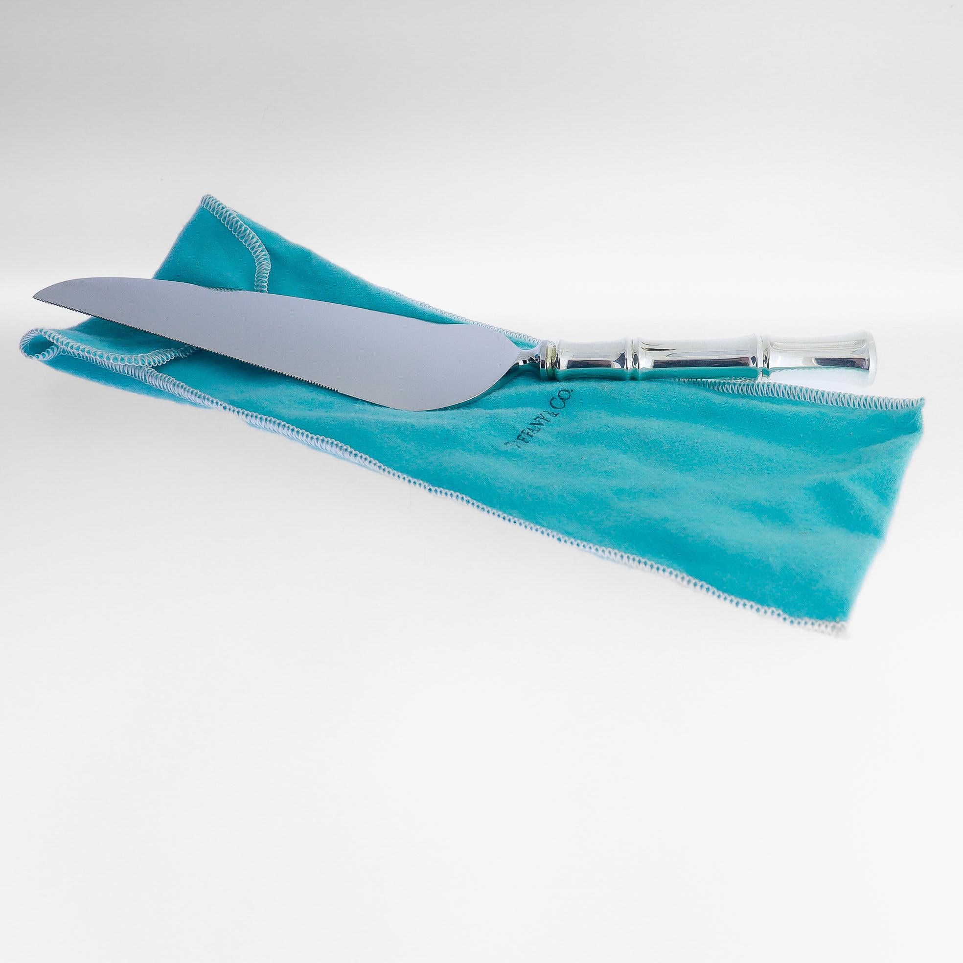 A fine vintage silver cake or pie server.

In sterling silver.

By Tiffany & Co.

In the Bamboo pattern.

Marked to the reverse of the server & handle.

Together with its original pouch

Simply a wonderful silver serving piece from