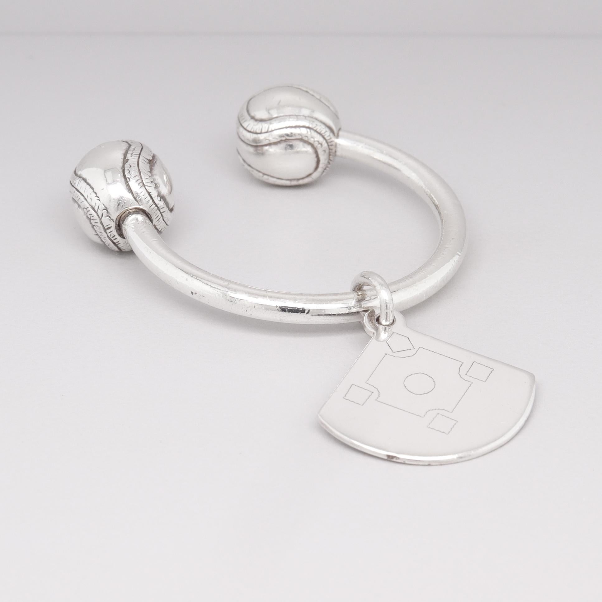 Taglio rotondo Tiffany & Co. d'epoca. Anello portachiavi con palla da baseball e diamanti in argento sterling in vendita