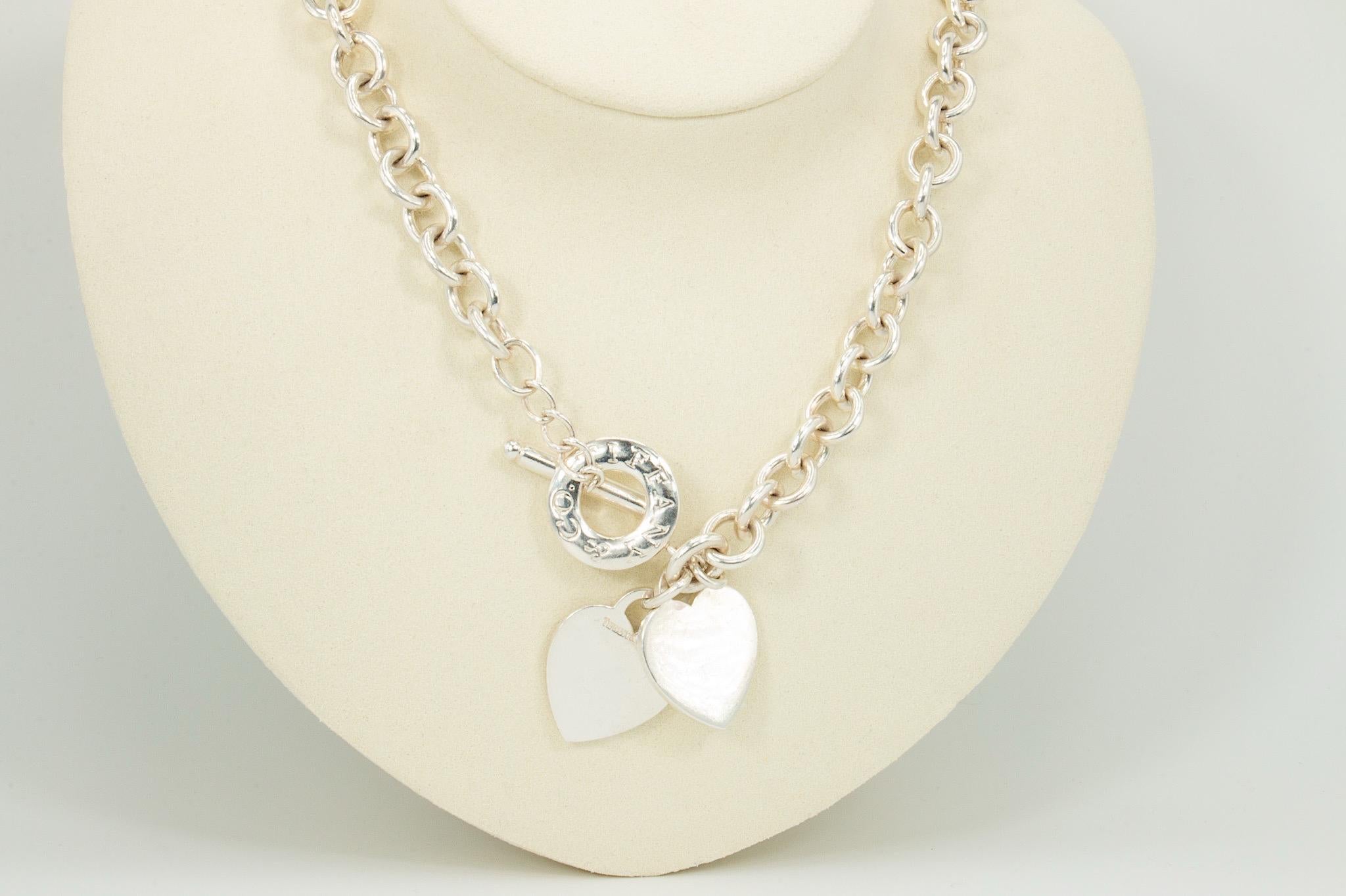 Vintage Tiffany & Co Sterling Silber Blank Double Heart Tag Toggle Halskette

Eine ikonische Vintage-Tiffany & Co. Double Heart Tag Toggle Necklace, fachmännisch aus massivem Sterlingsilber 925 gefertigt und mit der Punze 