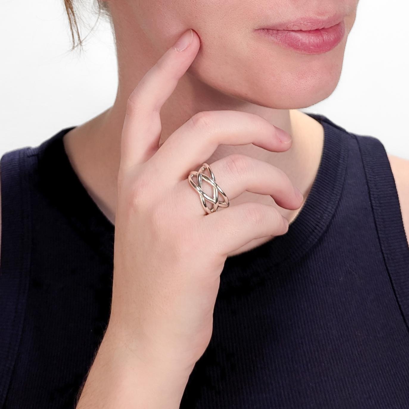 Un anillo de plata de época.

De Tiffany & Co.

En plata de ley.

Con un alambre trenzado o tejido en forma entrecruzada (a veces denominado 