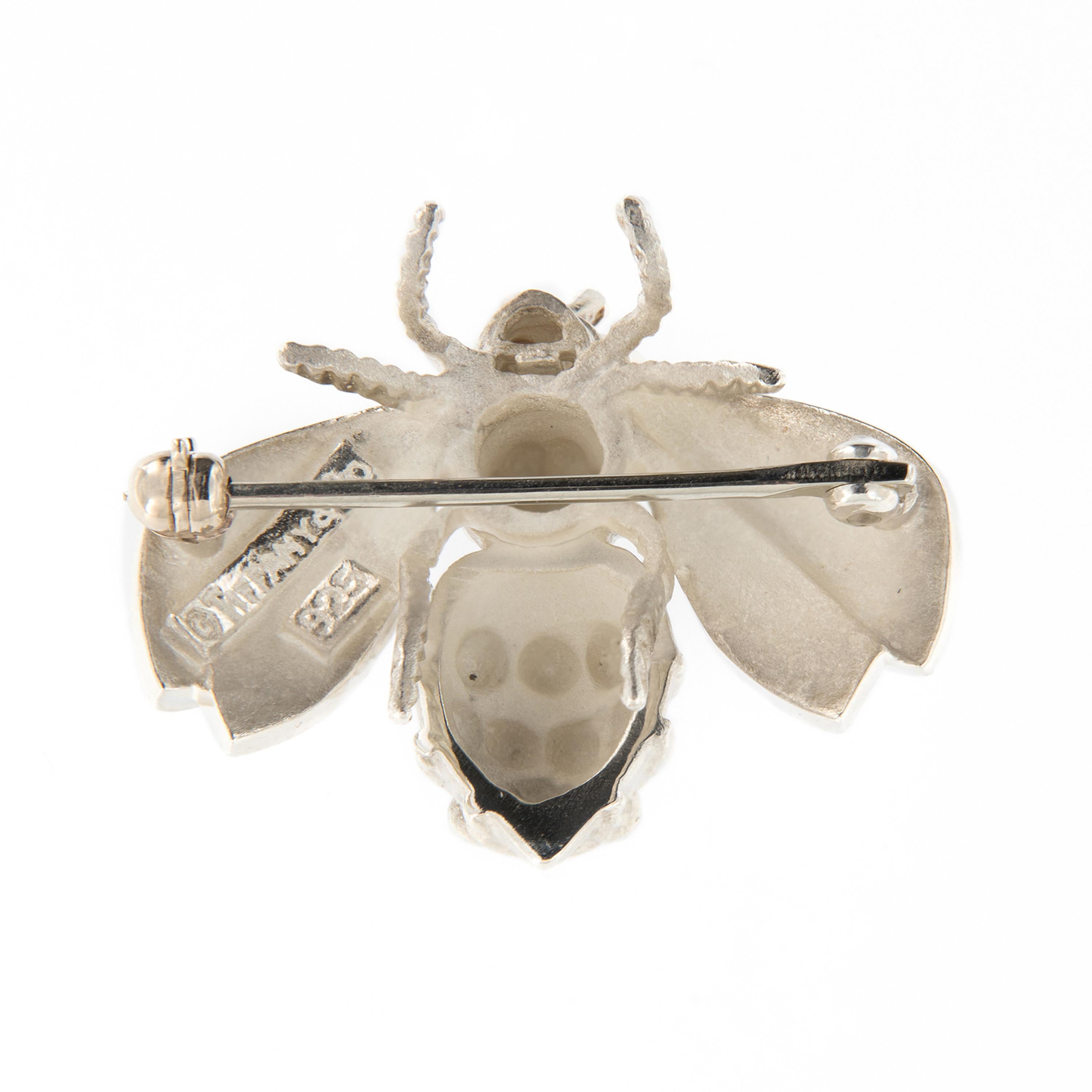 This rare vintage Tiffany pebbled bumble bee is solid sterling silver and has lots of detail. This estate piece is in excellent condition.
Weighs 5.4 grams. Marked Tiffany.