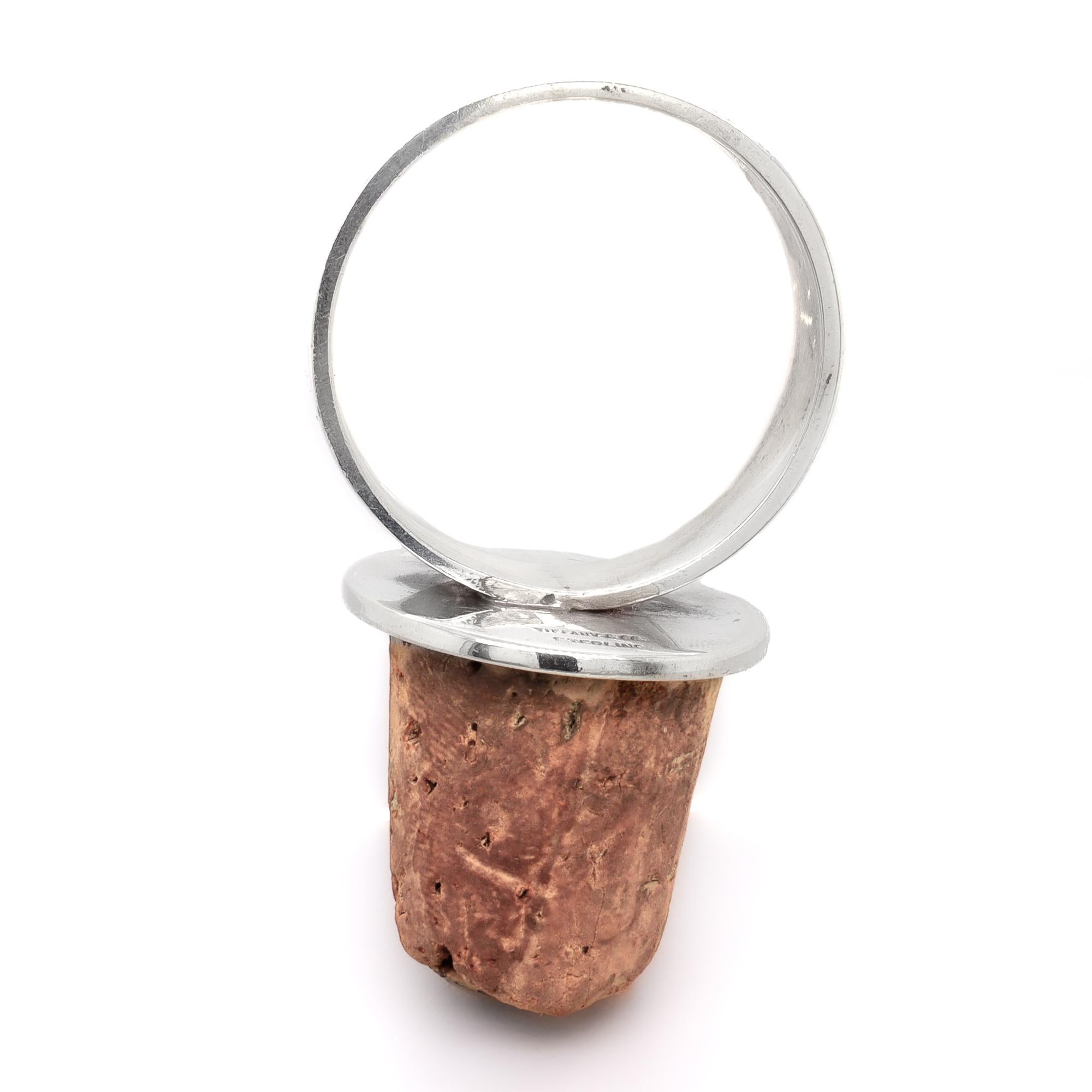 Ein feiner signierter Silber- und Korkstopfen.

Von Tiffany & Co.

Aus Sterlingsilber.

Mit einem Korken um eine Schraube an einem Ende und einem runden Griff am anderen. (Der Korkteil ist natürlich ein austauschbares Teil.)

Einfach wunderschönes