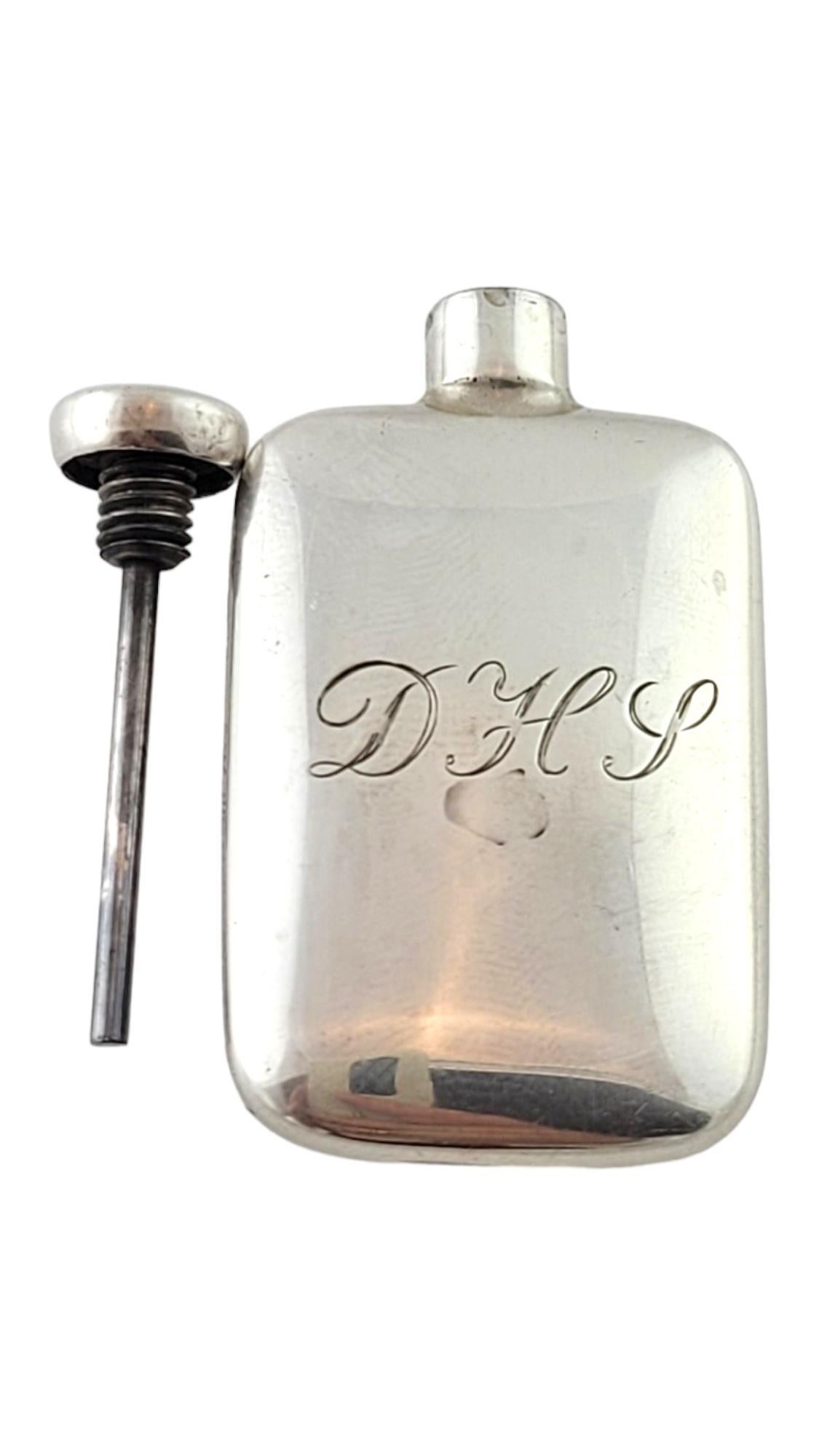 Vintage Tiffany & Co. Frasco de perfume de plata de ley grabado

Este precioso mini frasco de perfume de Tiffany & Co está fabricado en plata de ley y lleva grabado 