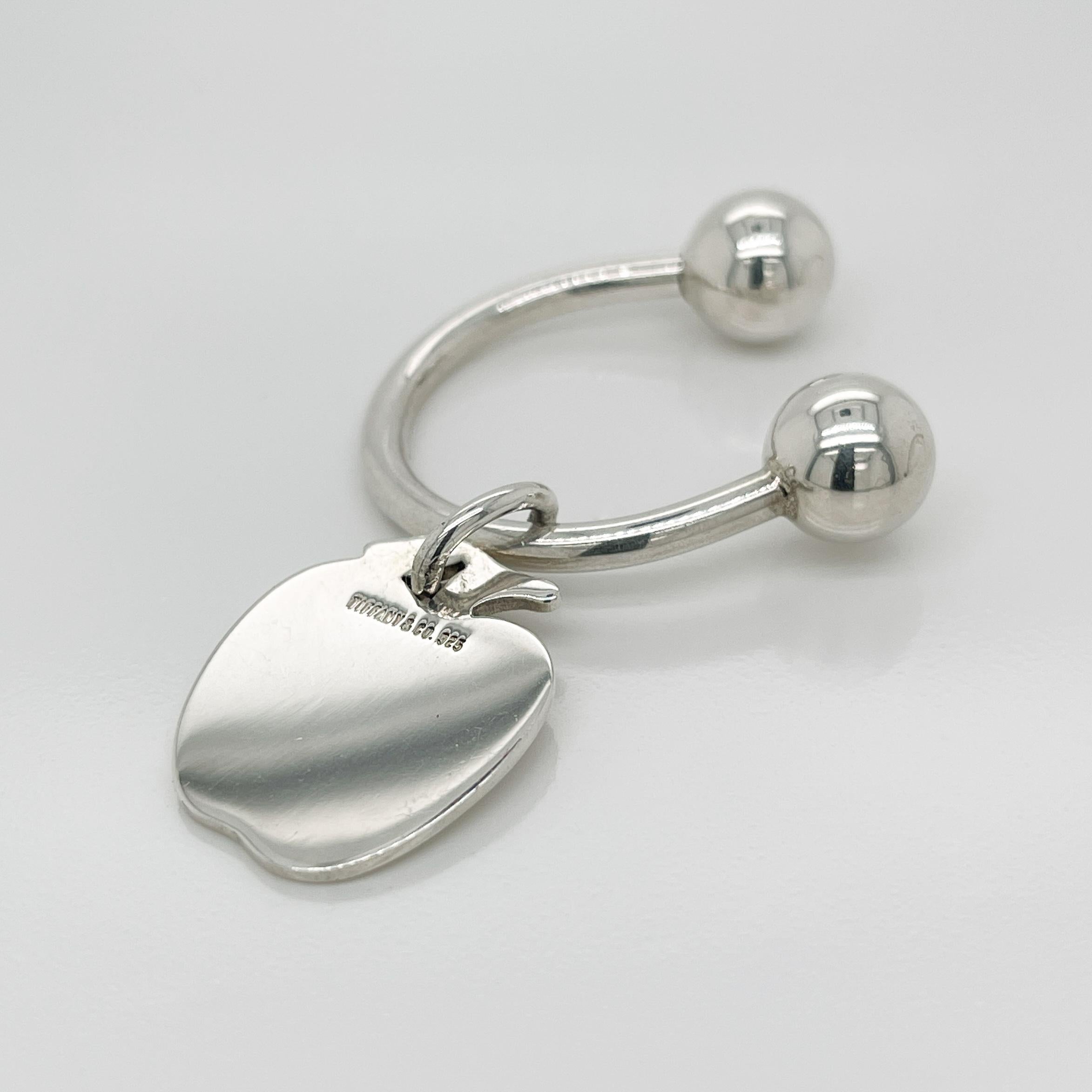 Rétro Tiffany & Co. vintage Porte-clés ou chaîne à clé figurative en argent sterling en forme de pomme en vente