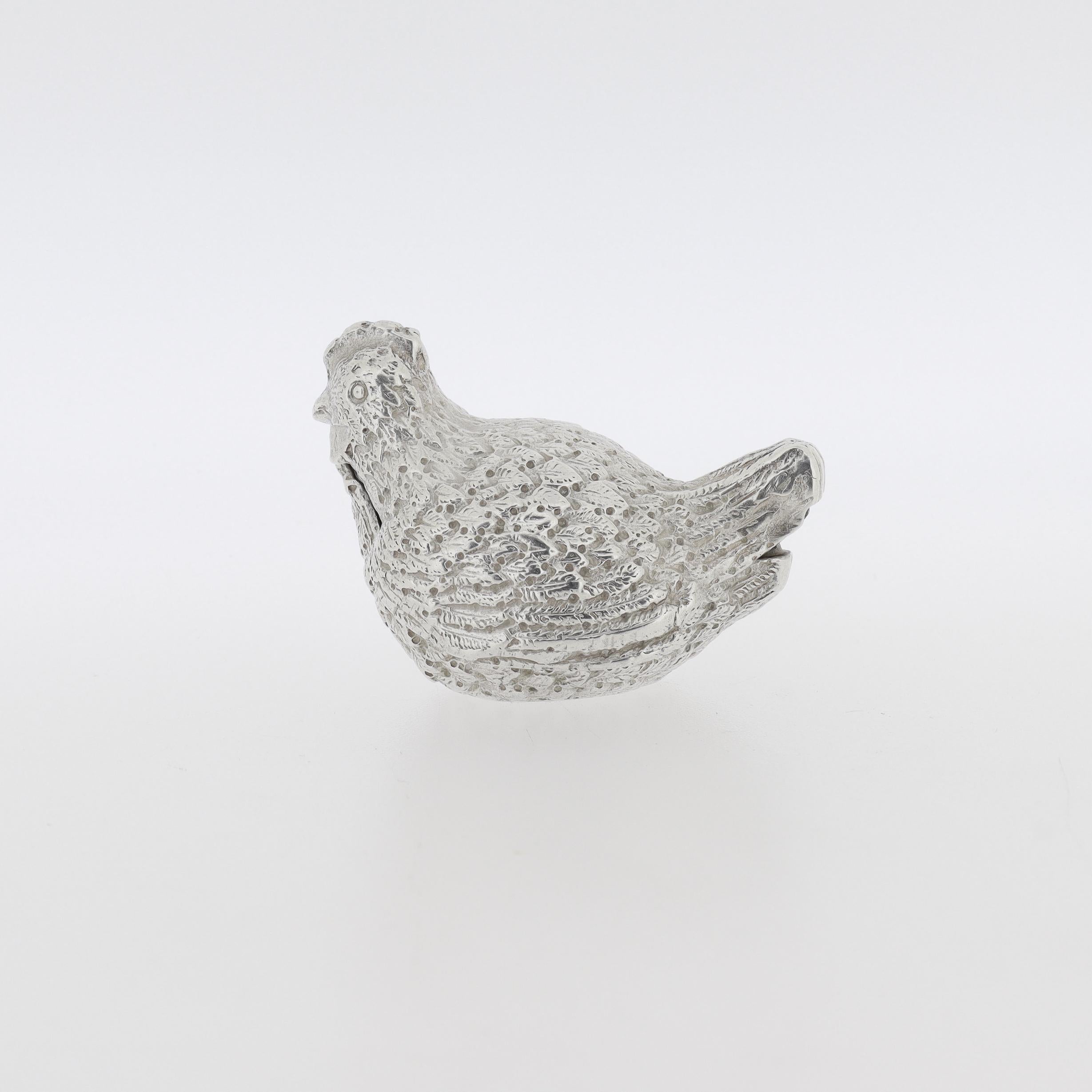 Tiffany & Co. d'epoca. Scatola con cerniera in argento sterling raffigurante una gallina o un pollo In condizioni buone in vendita a Philadelphia, PA