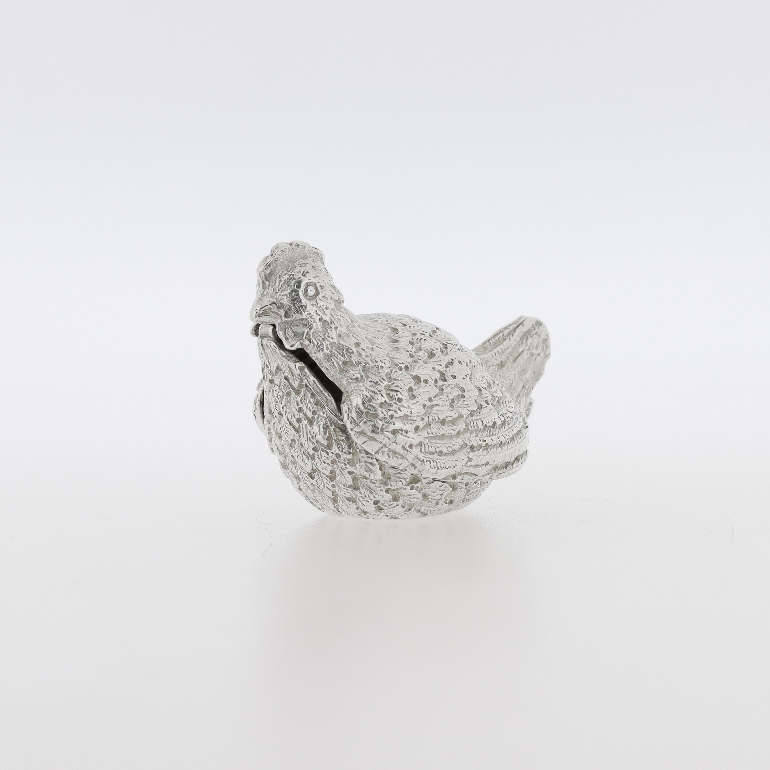 XX secolo Tiffany & Co. d'epoca. Scatola con cerniera in argento sterling raffigurante una gallina o un pollo in vendita