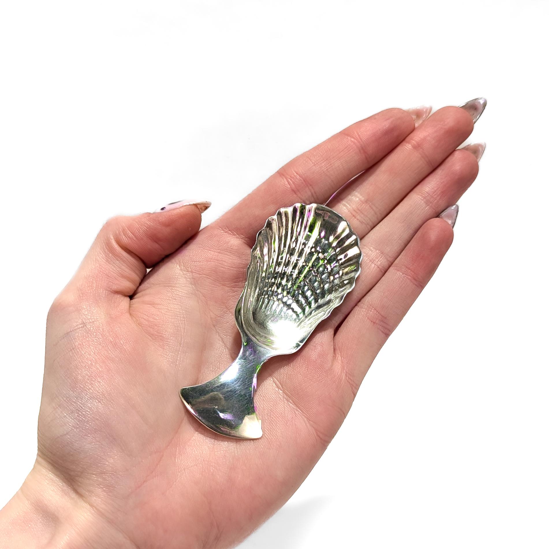 A fine signed silver tea caddy spoon.

By Tiffany & Co.

In sterling silver.

With a scalloped shell bowl and a wide tab handle.

Fully marked to the reverse.

Simply a wonderful Tiffany tea caddy spoon!

Date:
20th Century

Overall Condition:
It is