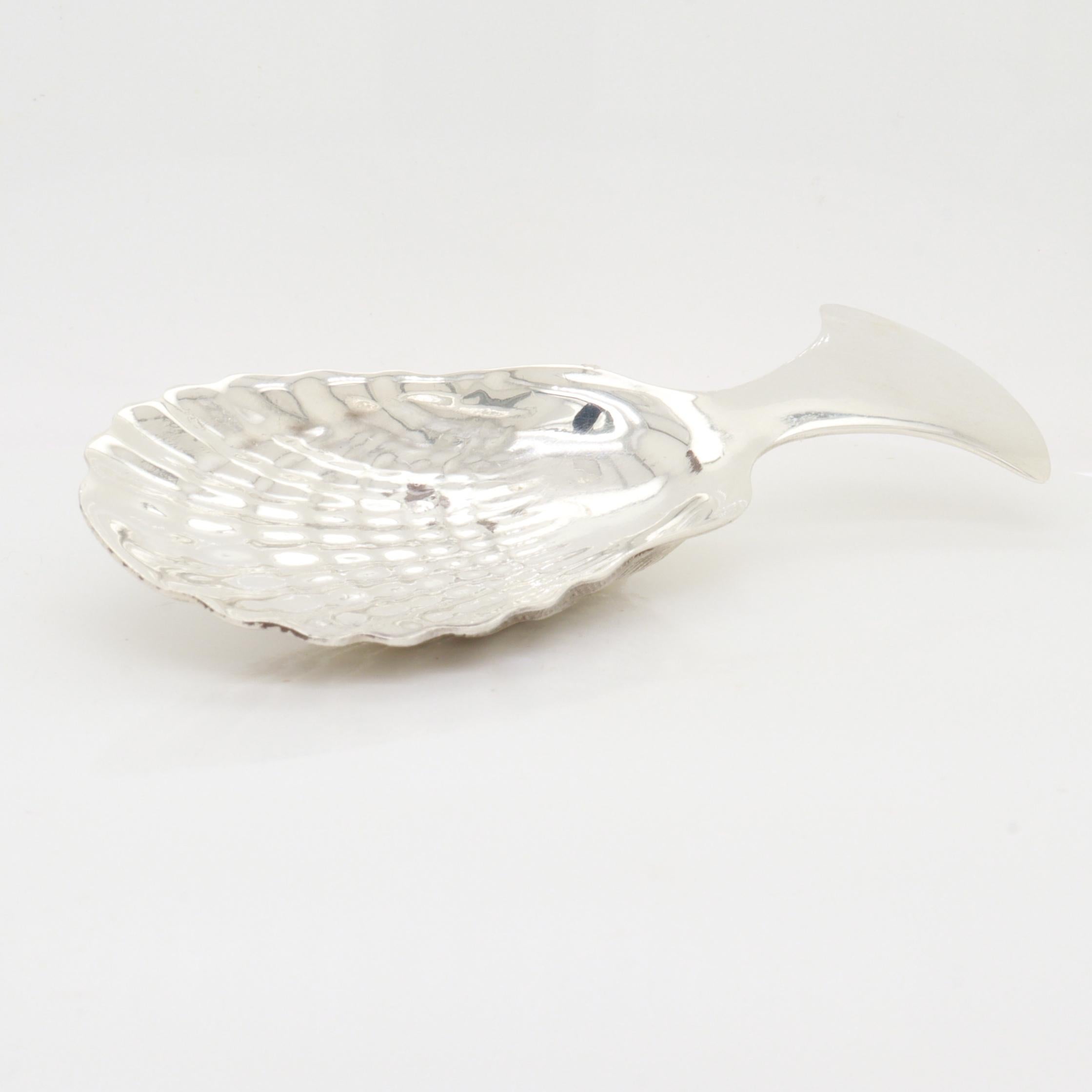 Vintage Tiffany & Co. Sterling Silver Figural Shell Tea Caddy Spoon In Good Condition For Sale In Philadelphia, PA