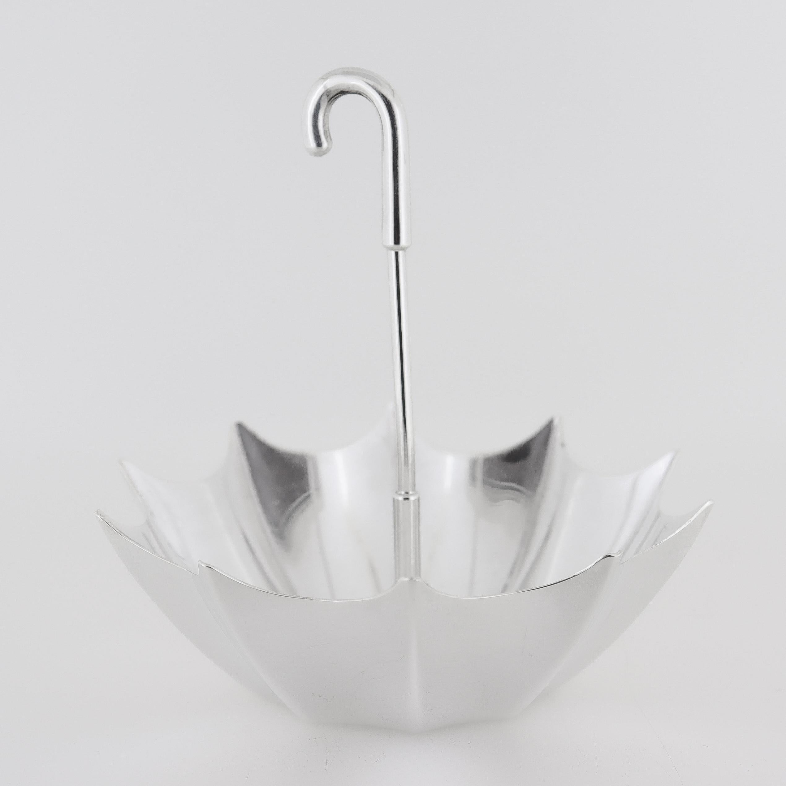 A fine vintage silver vide poche or receiving bowl.

By Tiffany & Co.

In sterling silver.

In the form of an umbrella.

Marked to the base for ©Tiffany & Co. / Makers / Sterling Silver / 26051 / 925.

Simply a wonderful vide poche or