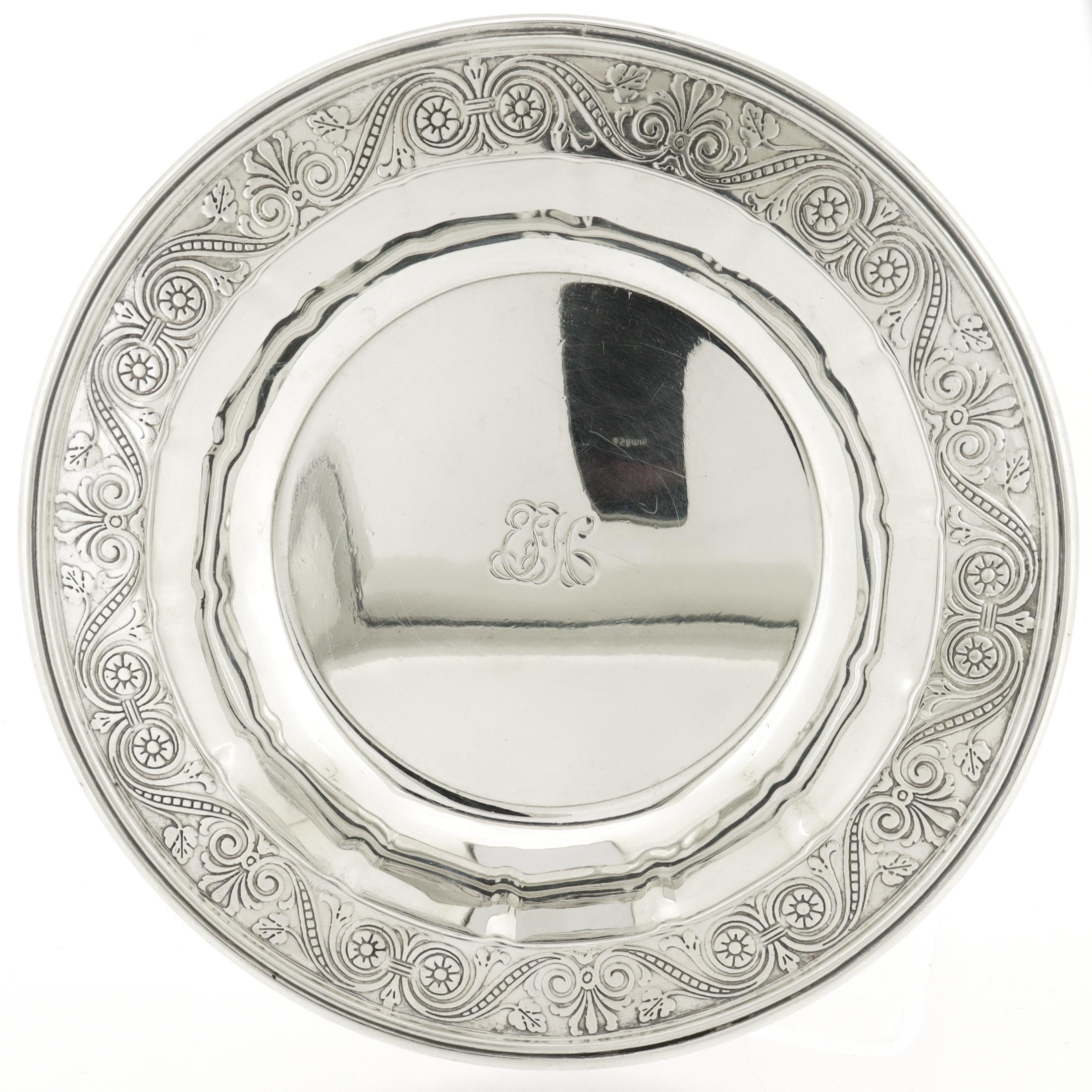 A fine vintage signed silver bowl or vide poche

By Tiffany & Co.

In sterling silver.

Supported by 4 applied feet and with embossed leaf and flower devices around the circumference of the rim.

Monogrammed to the center.

Marked to the