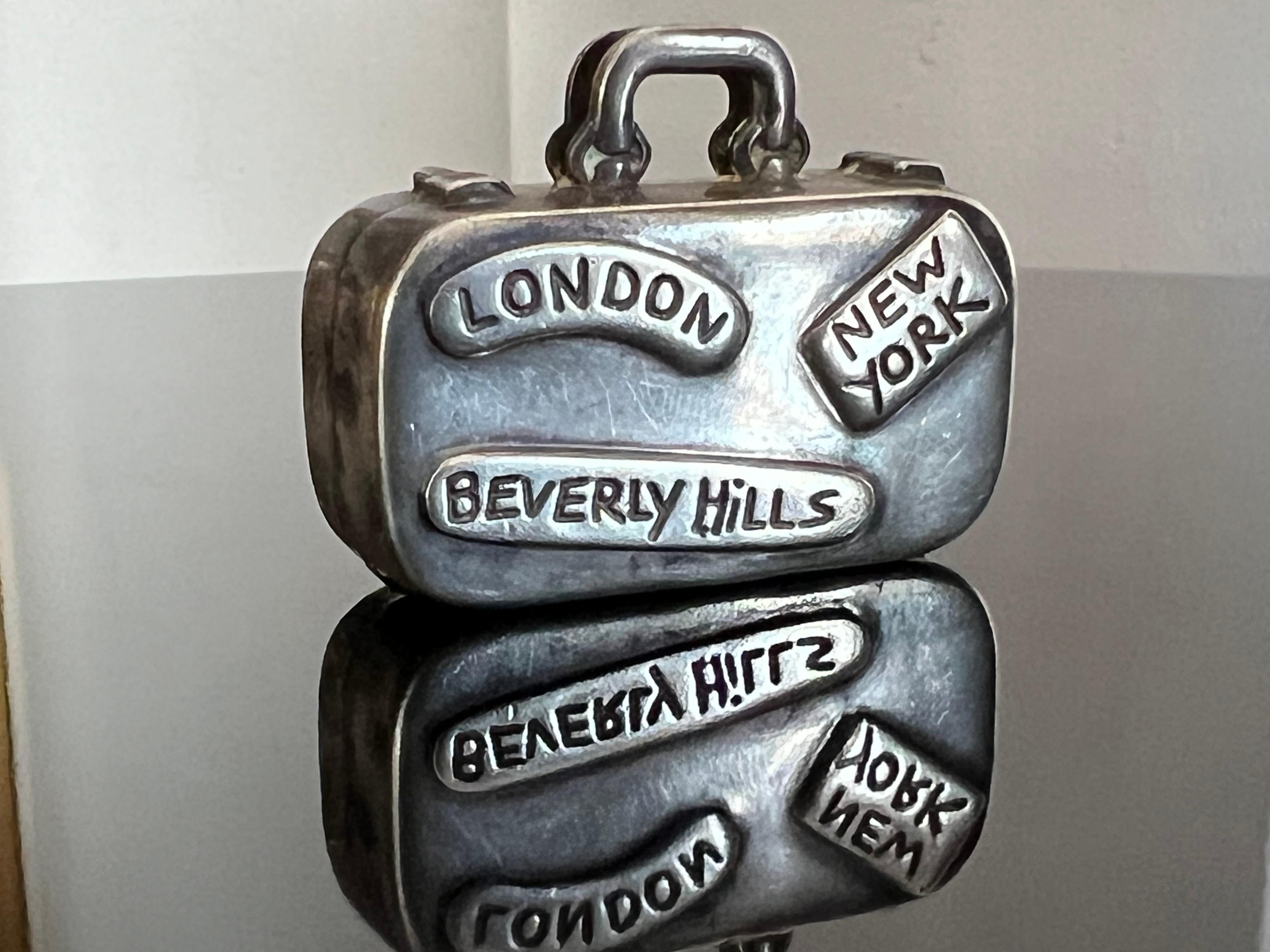 Moderne Vintage Tiffany & Co Sterling Silver Luggage Suitcase Pill Box en vente
