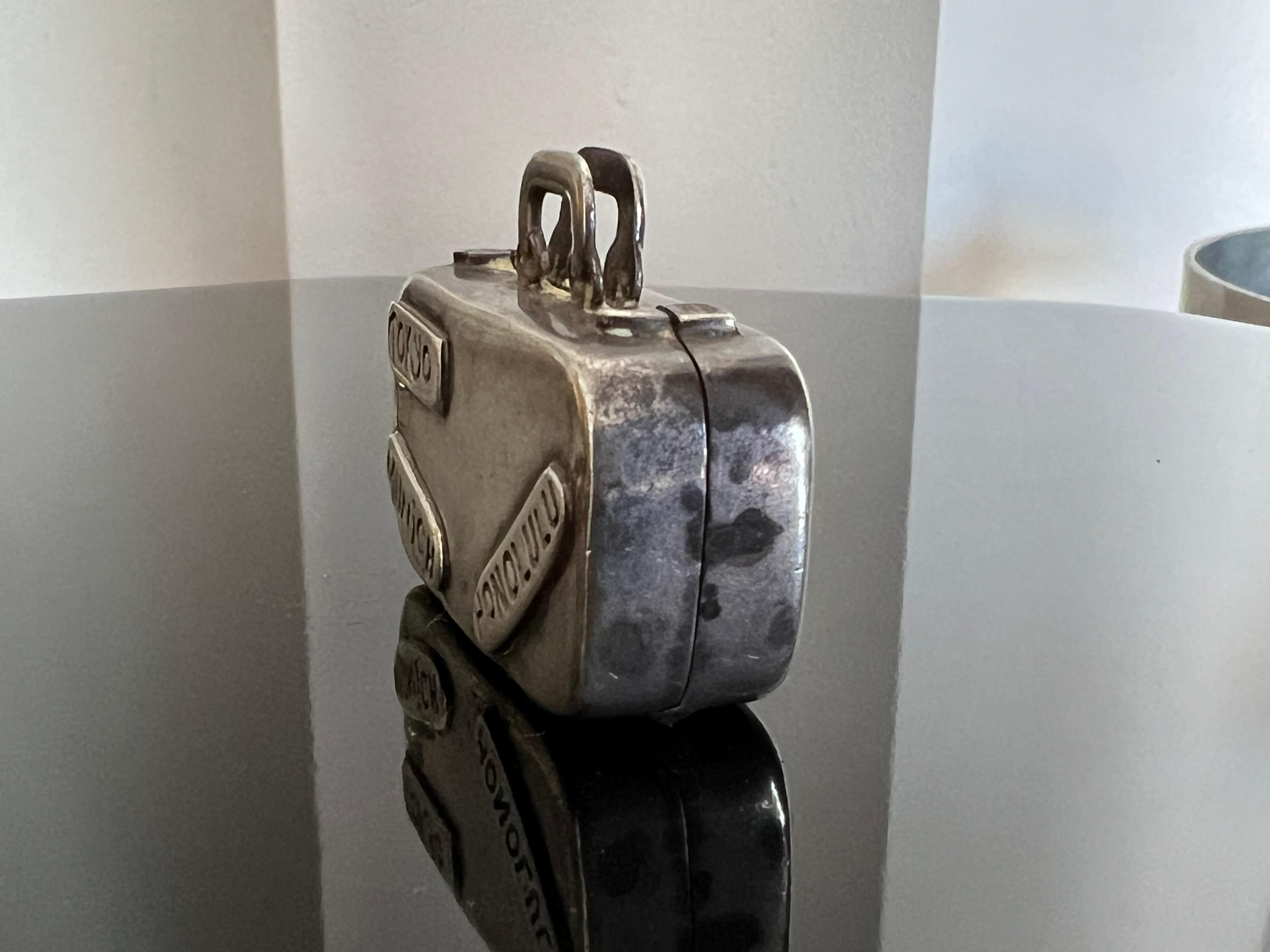 Vintage Tiffany & Co Sterling Silver Luggage Suitcase Pill Box Bon état - En vente à St.Petersburg, FL