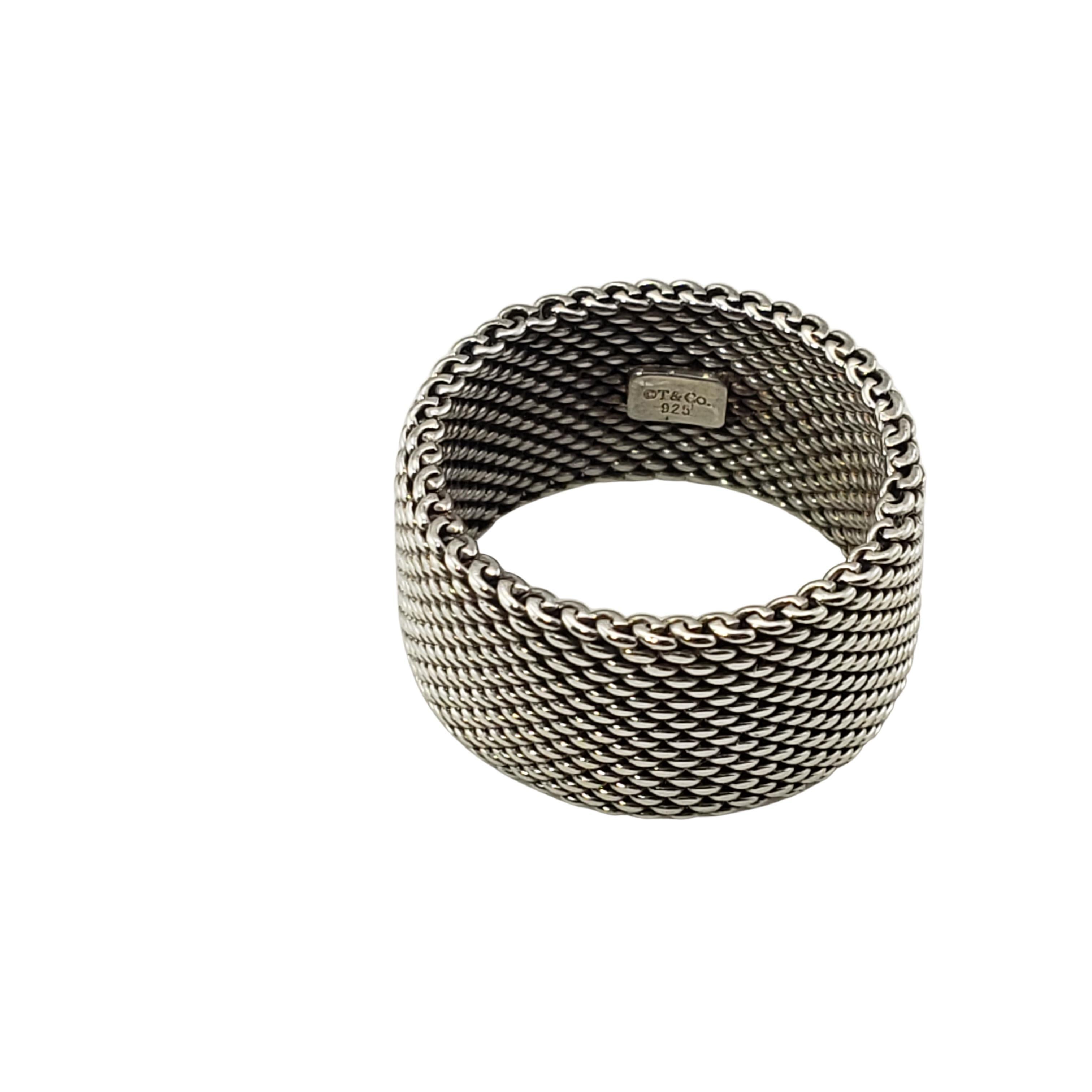 Vintage Tiffany & Co Sterling Silver Mesh Ring Size 5.5-

Ce joli bracelet en maille de Tiffany & Co est réalisé en argent sterling magnifiquement détaillé (la maille n'est pas flexible). Largeur : 9 mm.

Taille : 5.5

Poids : 3,2 dwt. / 5.1