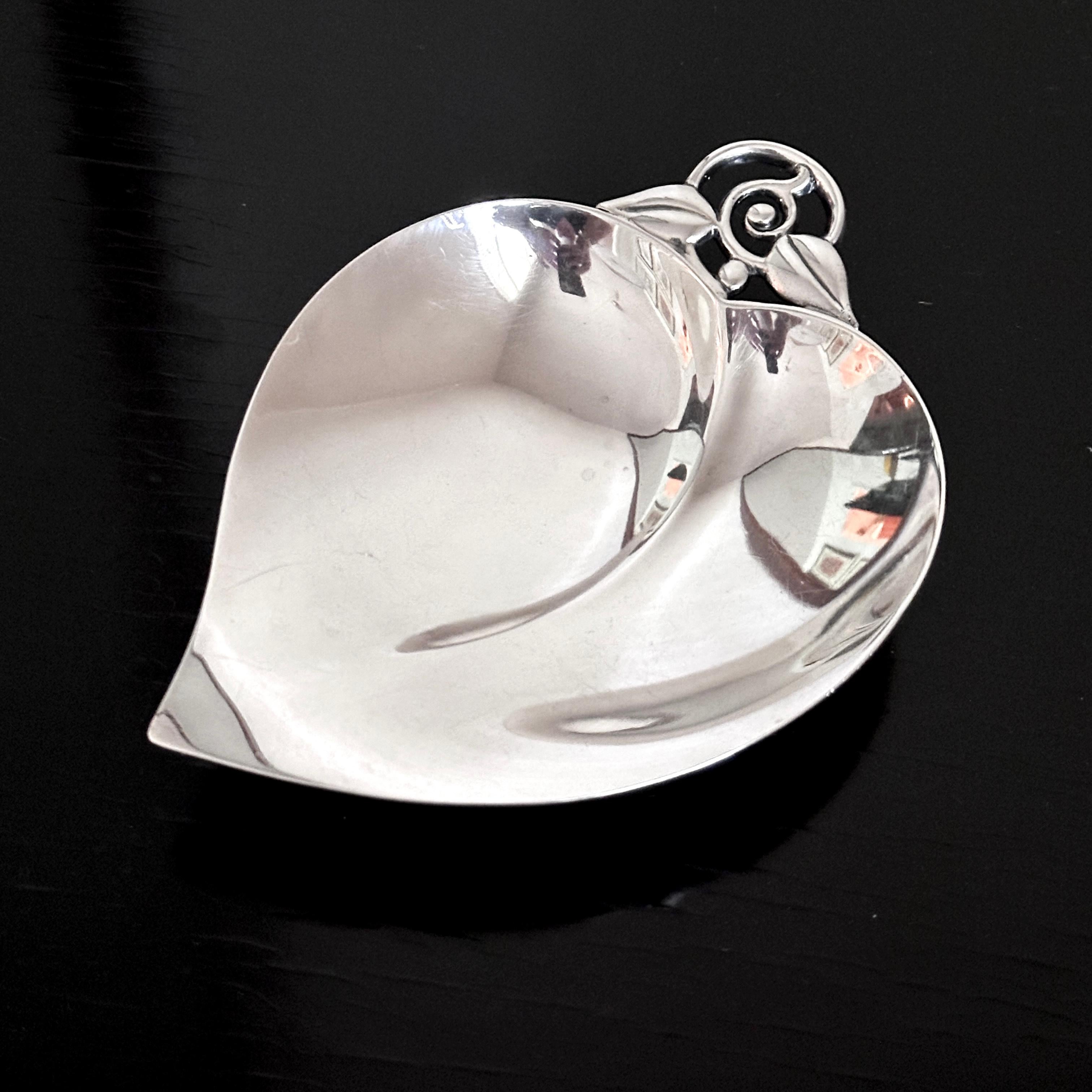 Weinlese Tiffany & Co. Sterling Silber Nussblattförmige Schale mit Kugelfüßen (Postmoderne) im Angebot