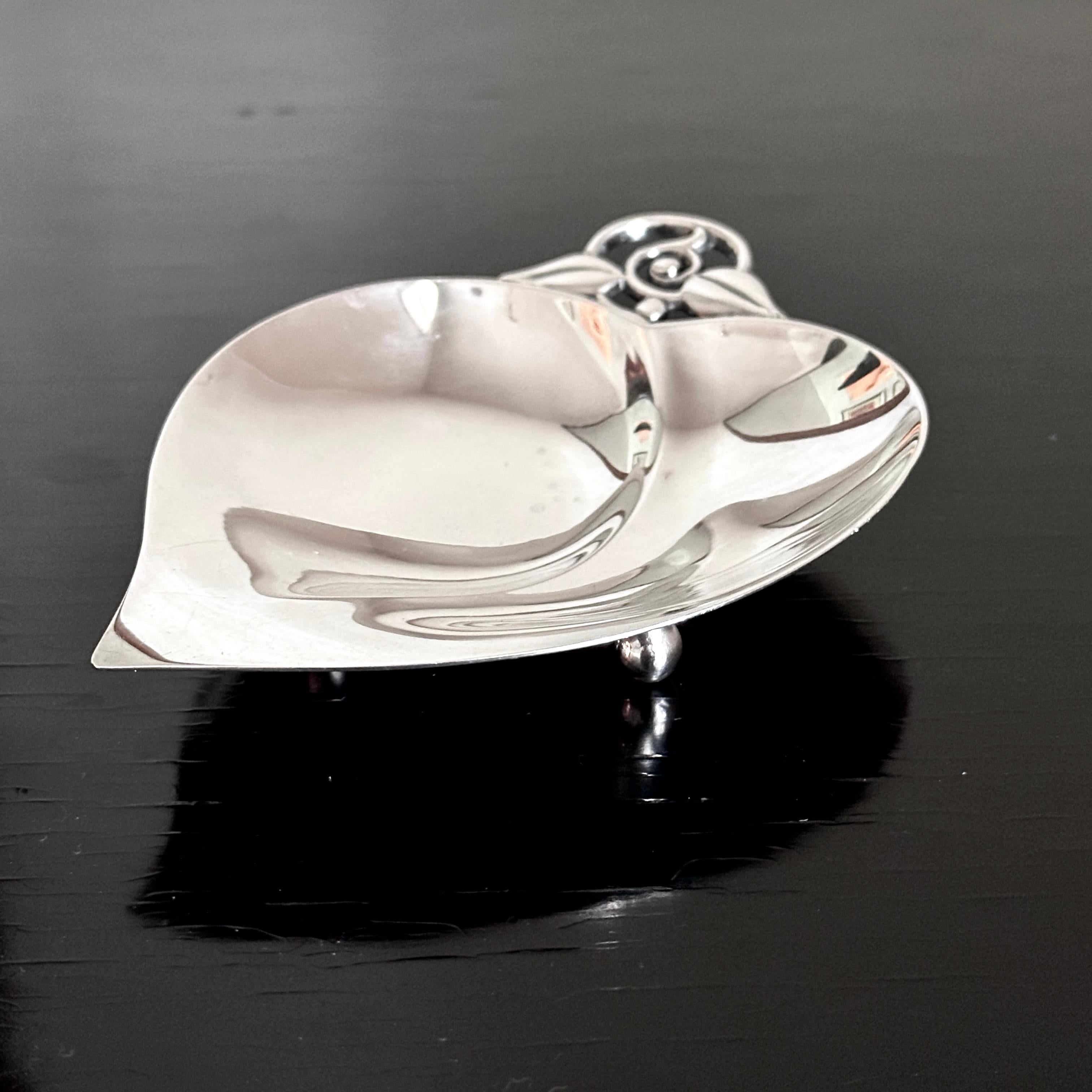 Weinlese Tiffany & Co. Sterling Silber Nussblattförmige Schale mit Kugelfüßen (amerikanisch) im Angebot